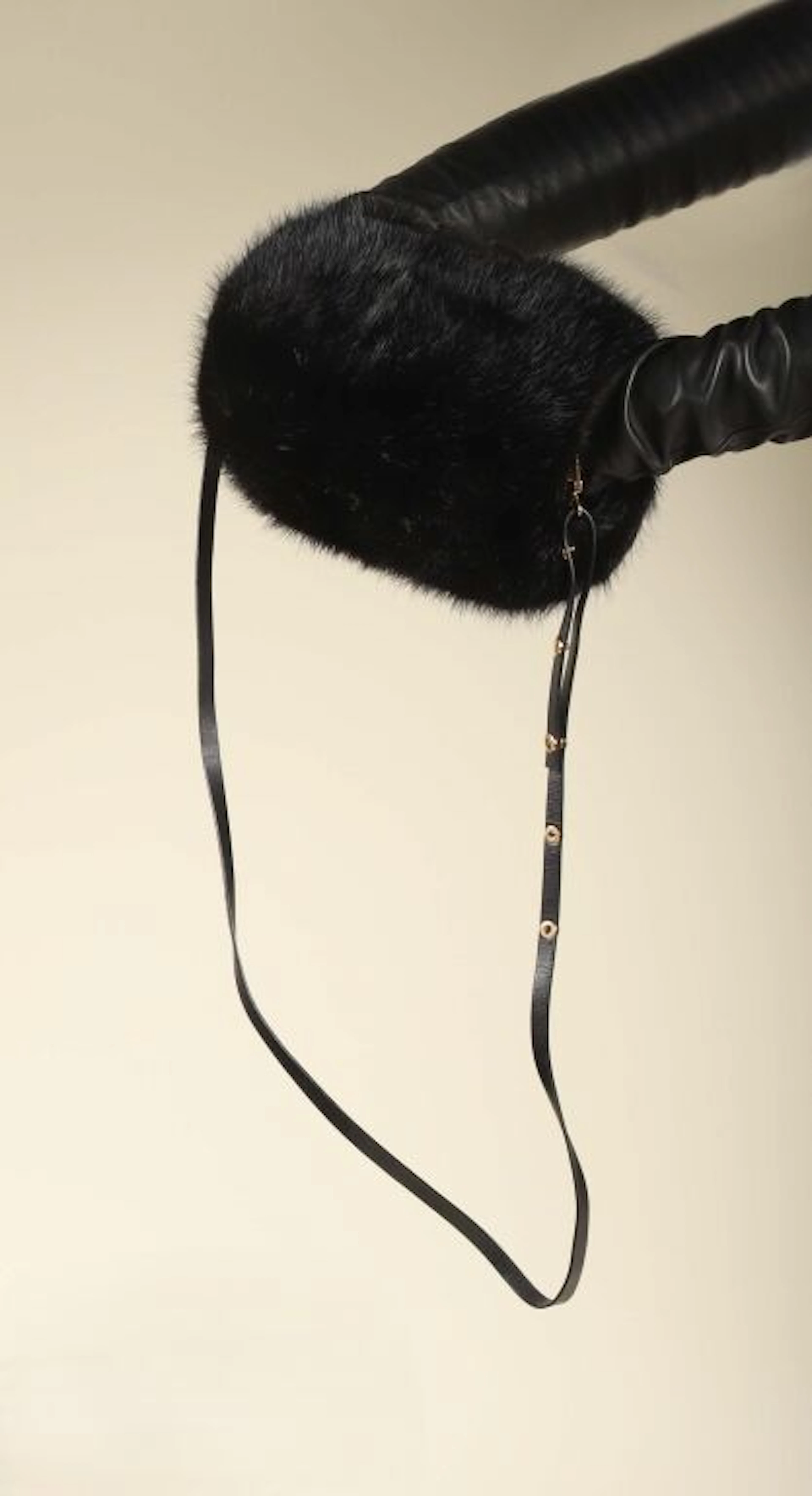 * LOUIS VUITTON. Black mink muff, removable... - Lot 246 - Kâ-Mondo