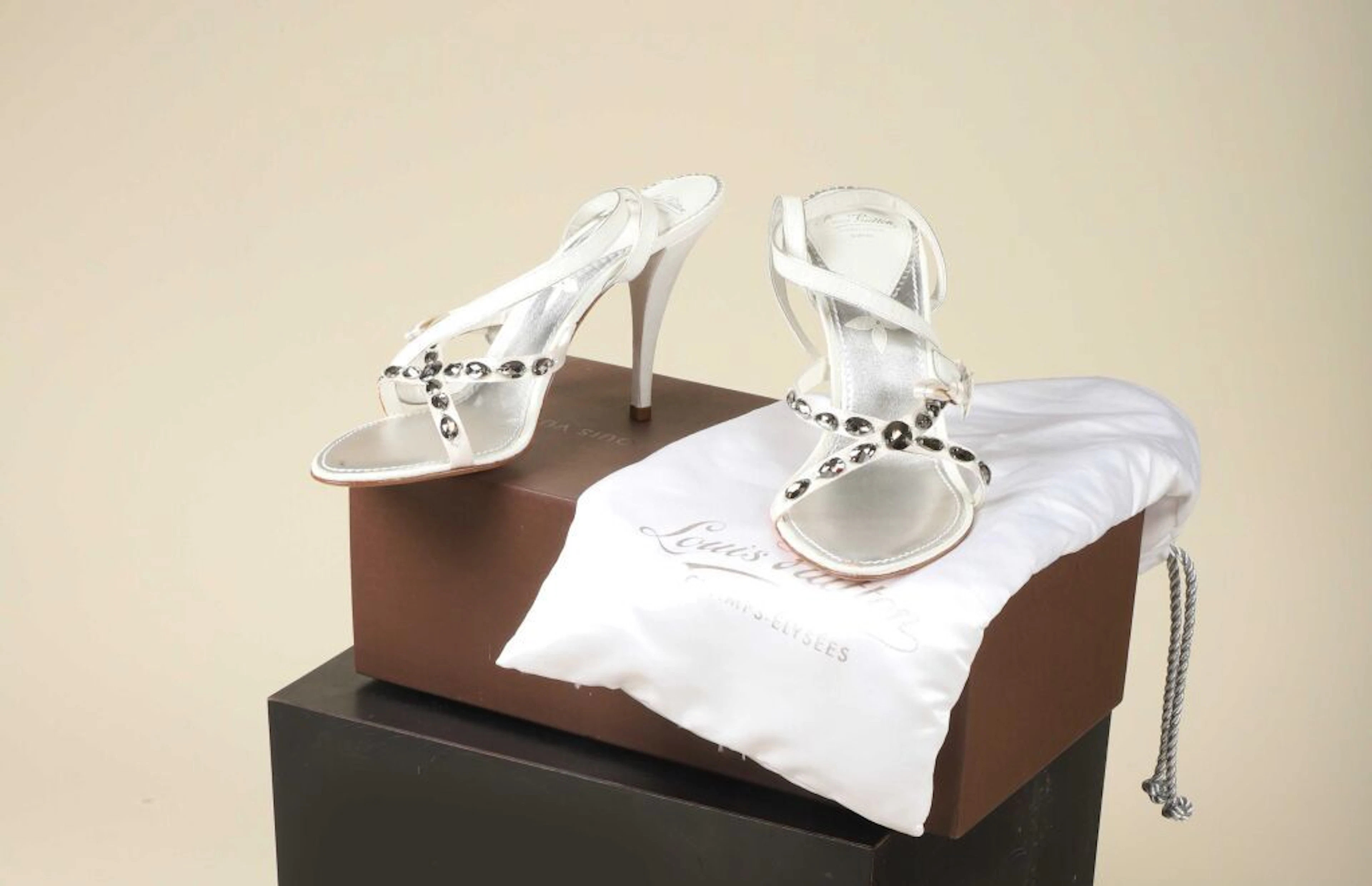 * LOUIS VUITTON. Pair of heeled jewelry sandals... - Lot 269 - Kâ-Mondo
