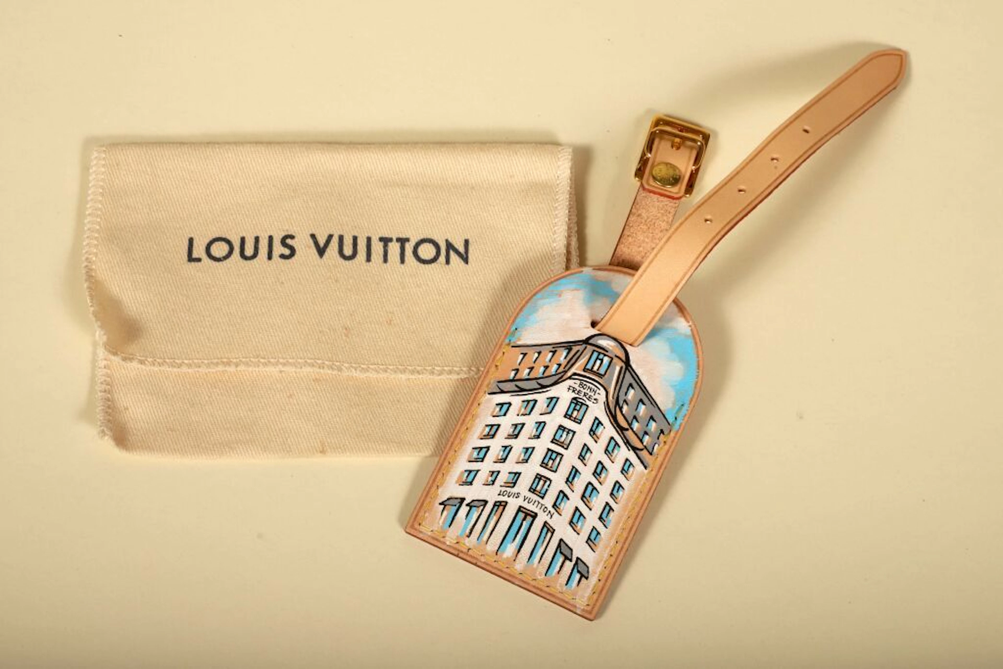 * LOUIS VUITTON. Customized luggage tag,... - Lot 287 - Kâ-Mondo