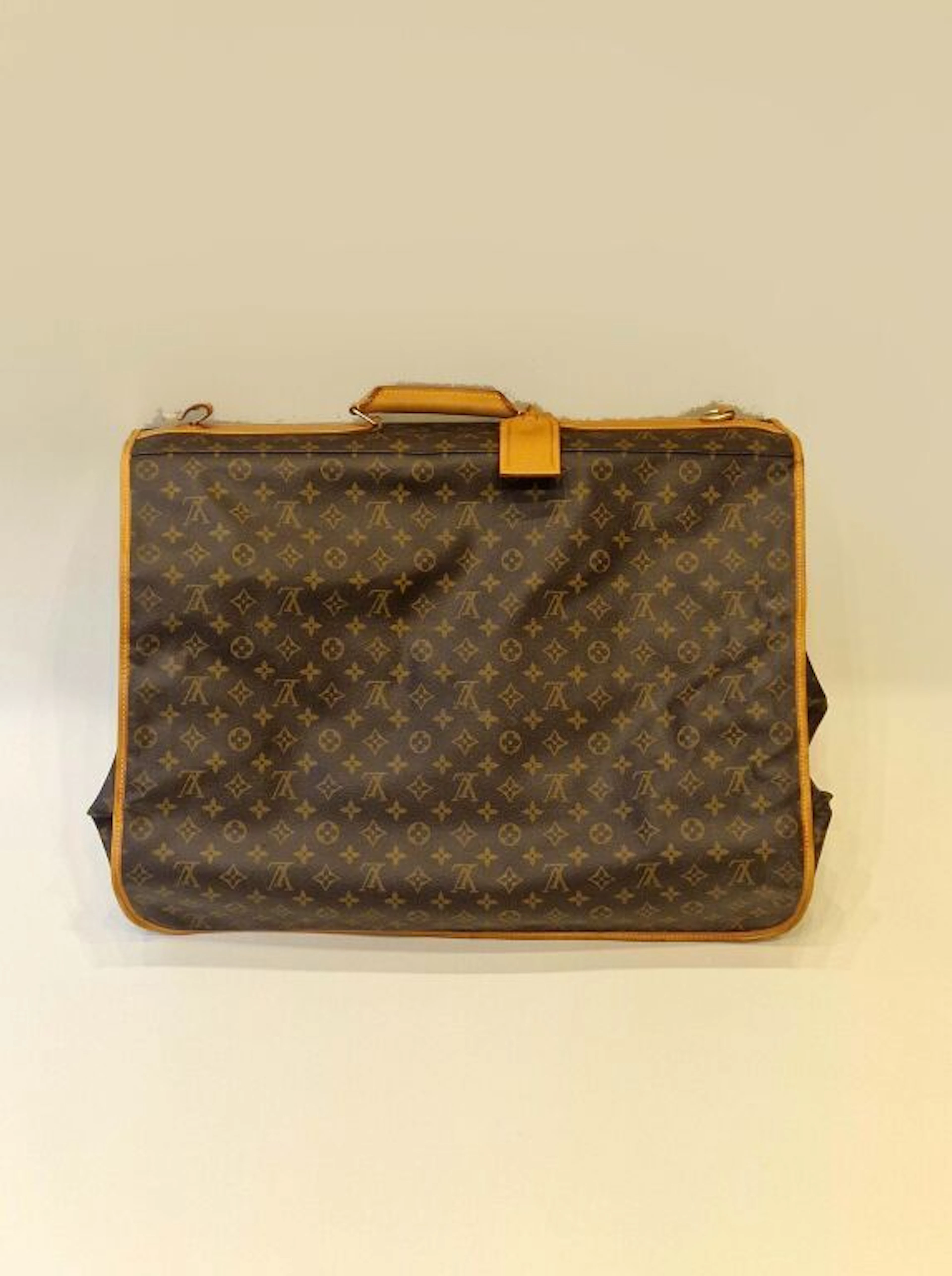 LOUIS VUITTON. Travel garment carrier, monogrammed... - Lot 297 - Kâ-Mondo