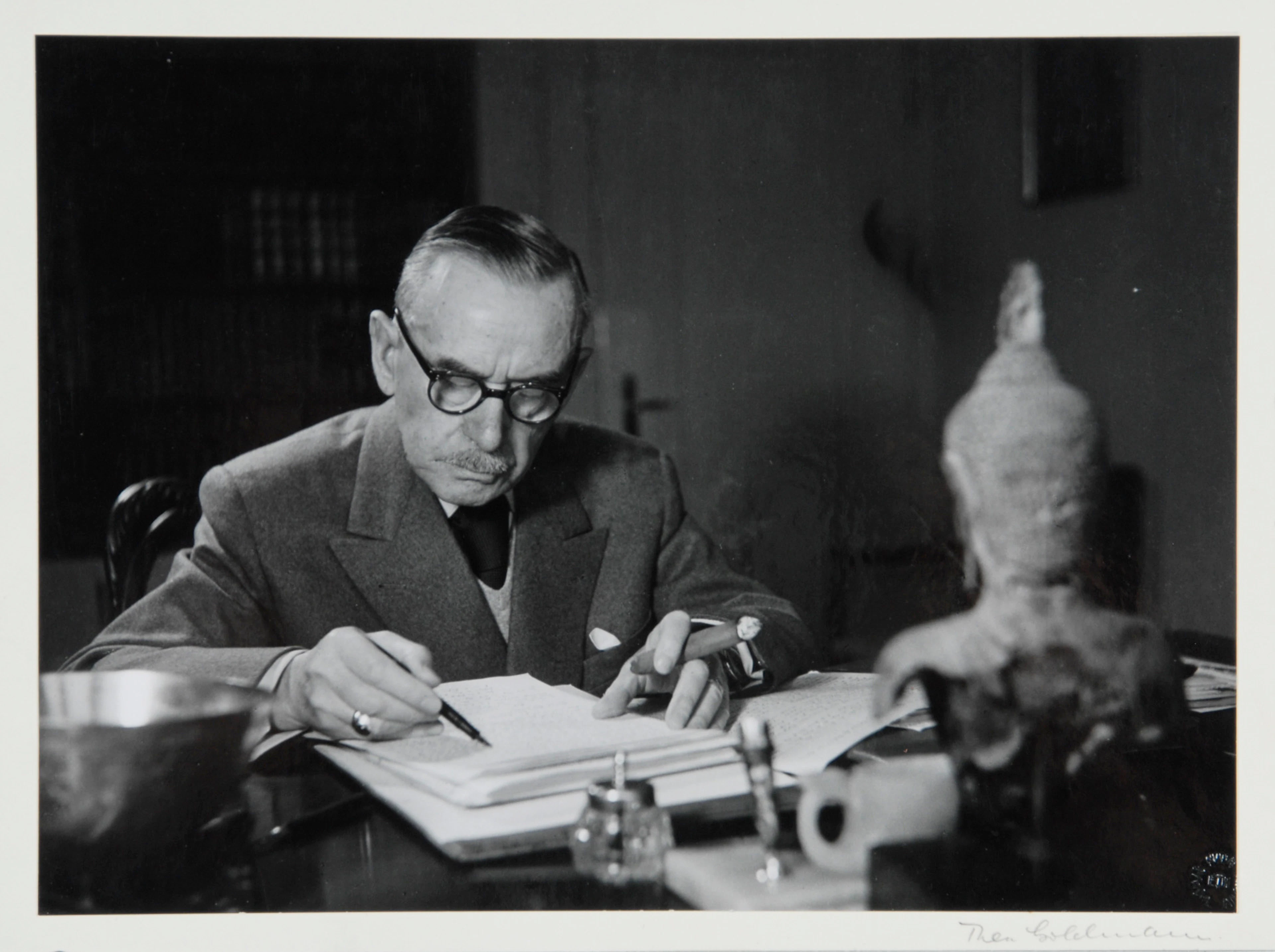 Thomas Mann am Schreibtisch (Thomas Mann at the Desk)