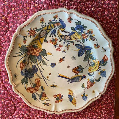 ROUEN Plat rond en faïence à décor polychrome dit à la... Barnebys