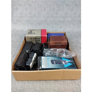 Diverse kameror. Bl.a Canon, Olympus, Brownie, Kodak m.m. + Midland komradio.