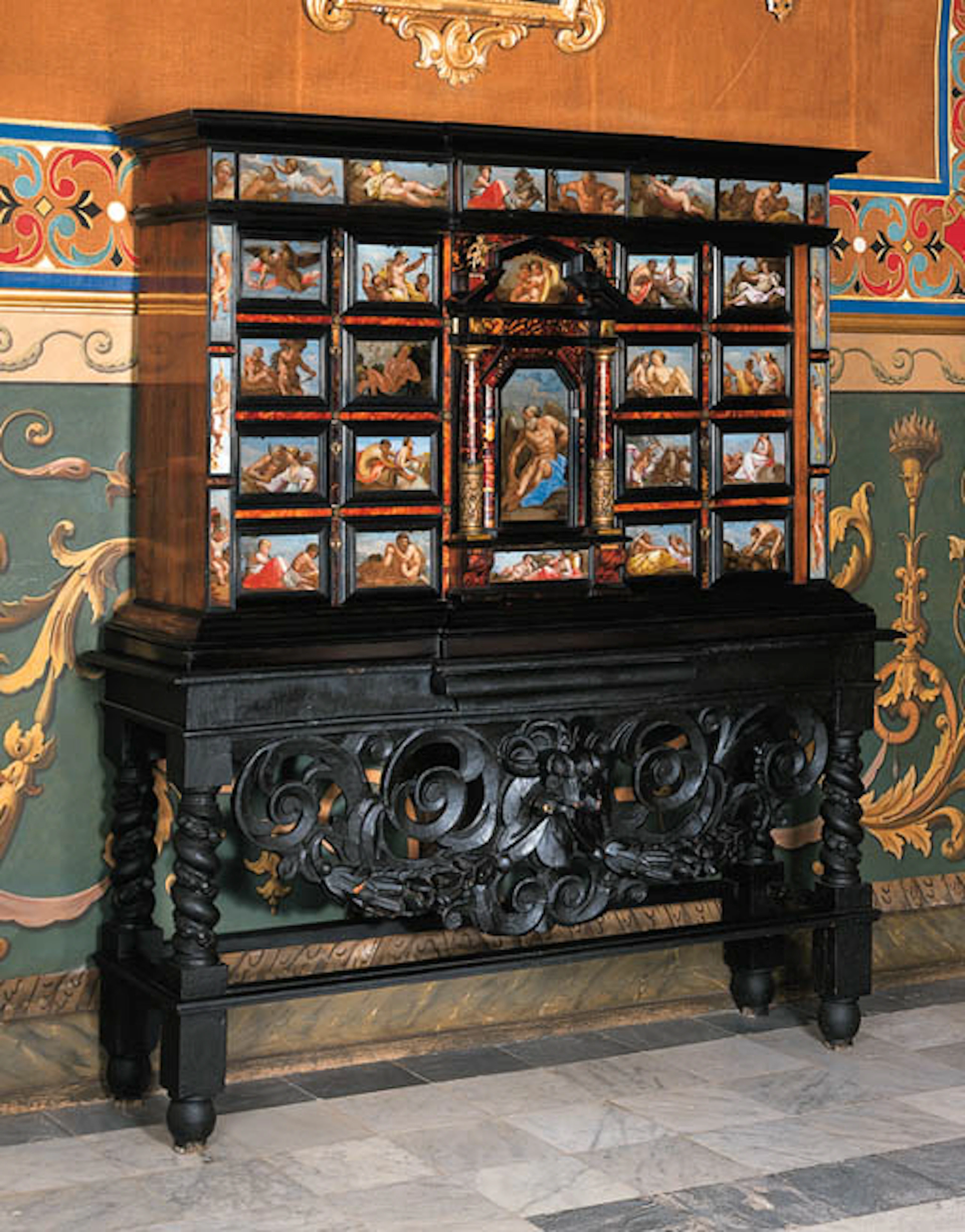 Pareja de bargueos Napolitanos decorados con cristales pintados, remates de carey y monturas de bronce dorado.