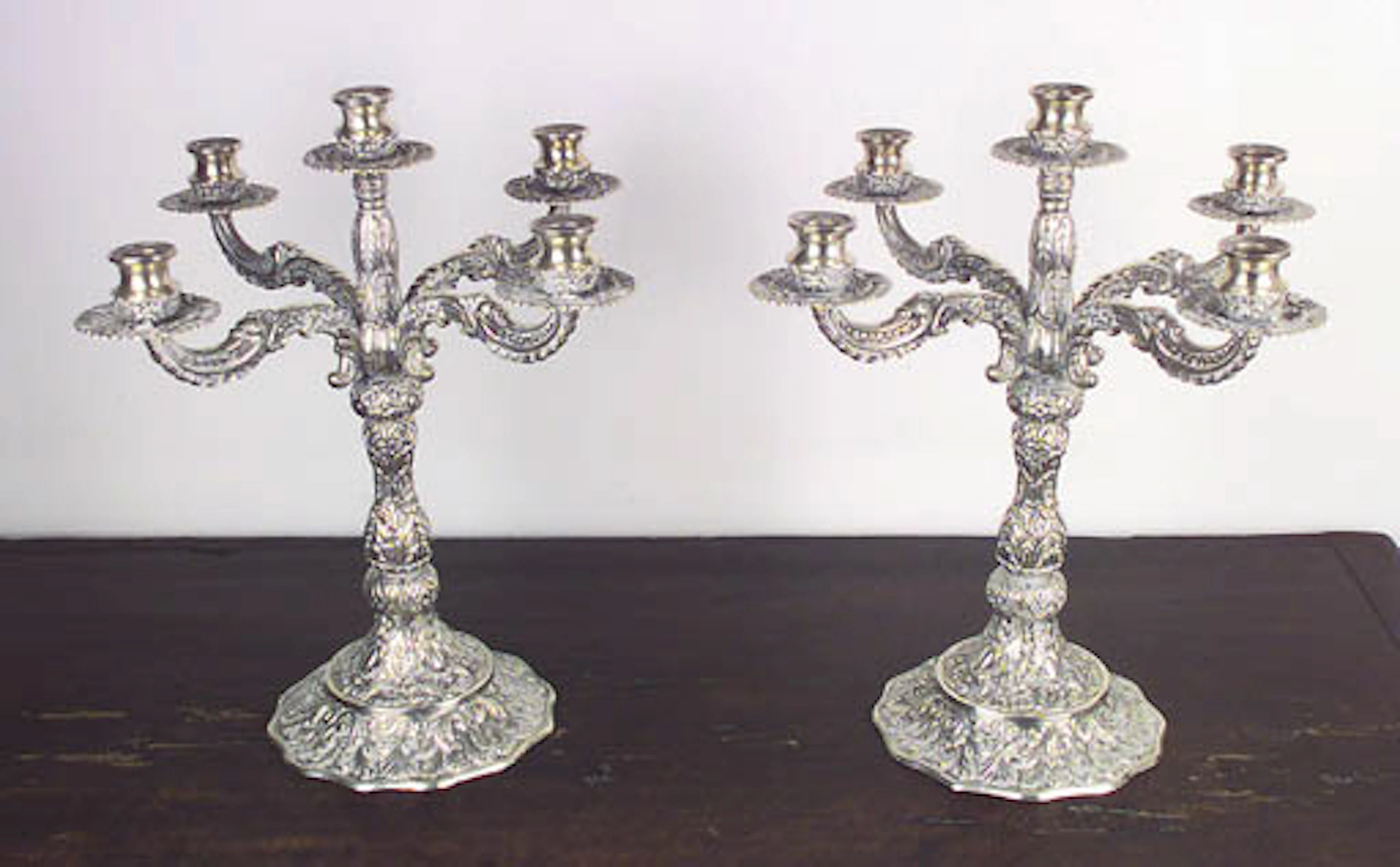 Pareja de candelabros de plata a cinco luces