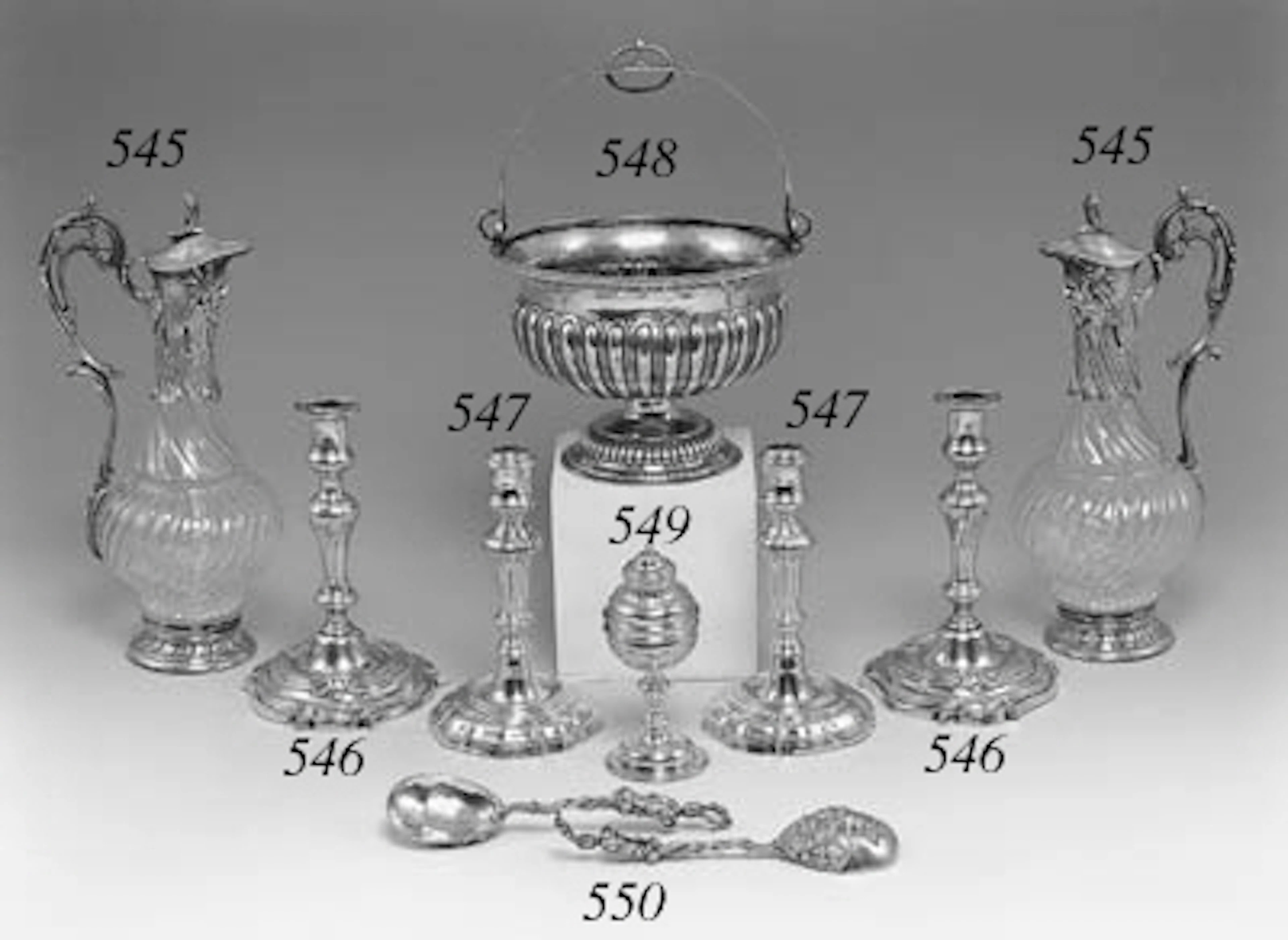 Coppia di caraffe in vetro Baccarat con montatura in silver-plate
