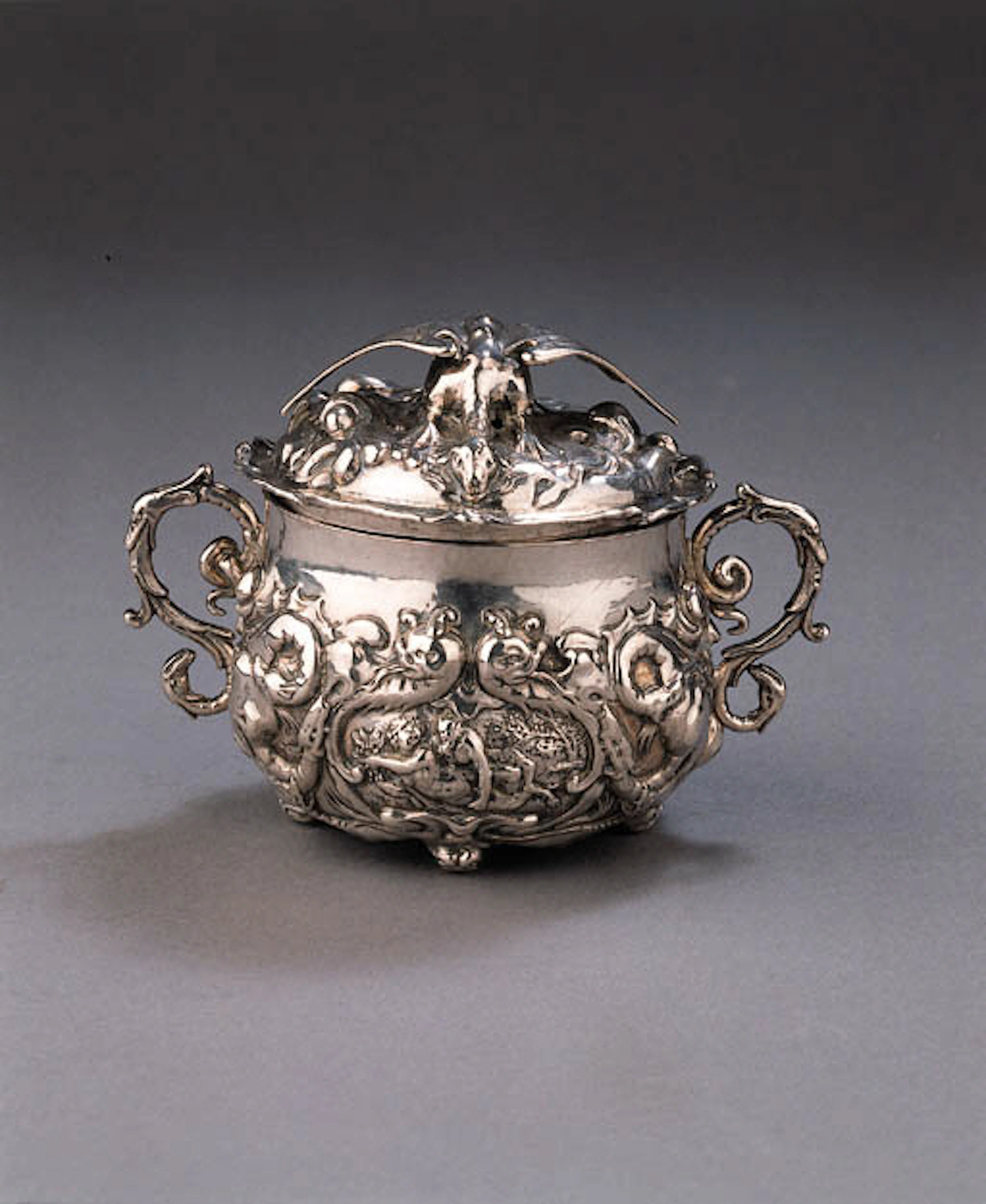 A small Dutch silver auricular poringer and cover
