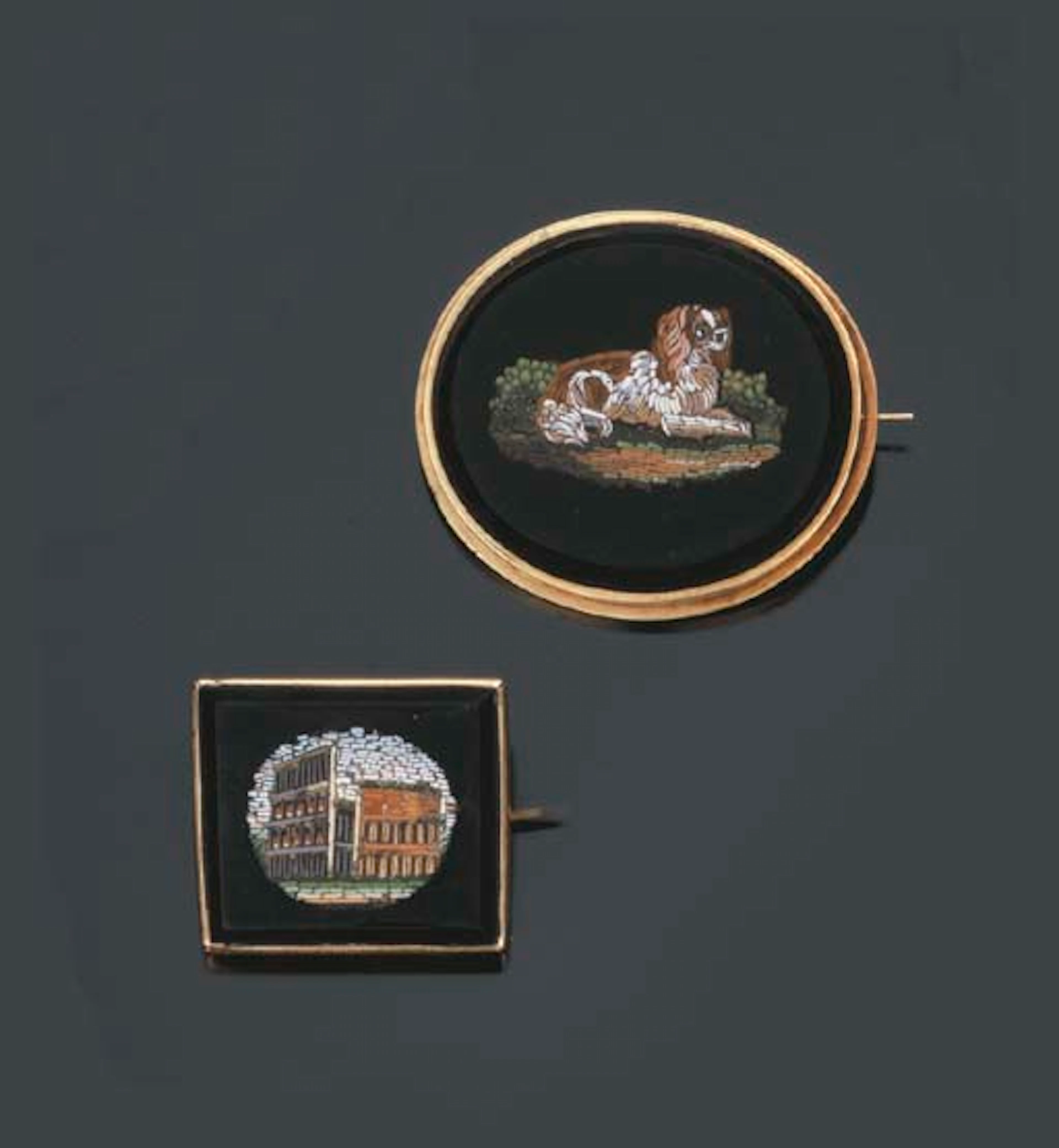 Due antiche spille con micromosaico