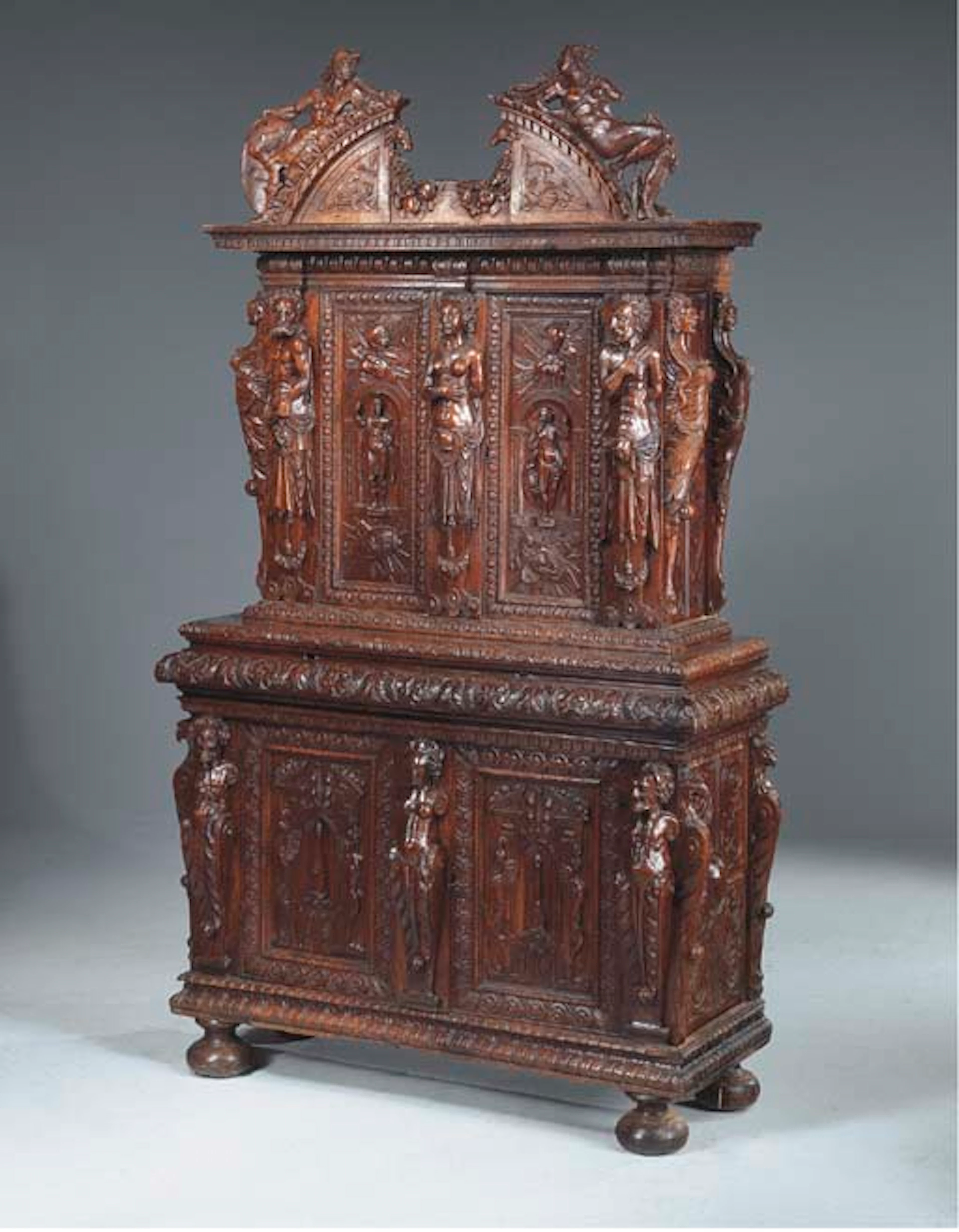 MEUBLE A DEUX CORPS DE STYLE RENAISSANCE