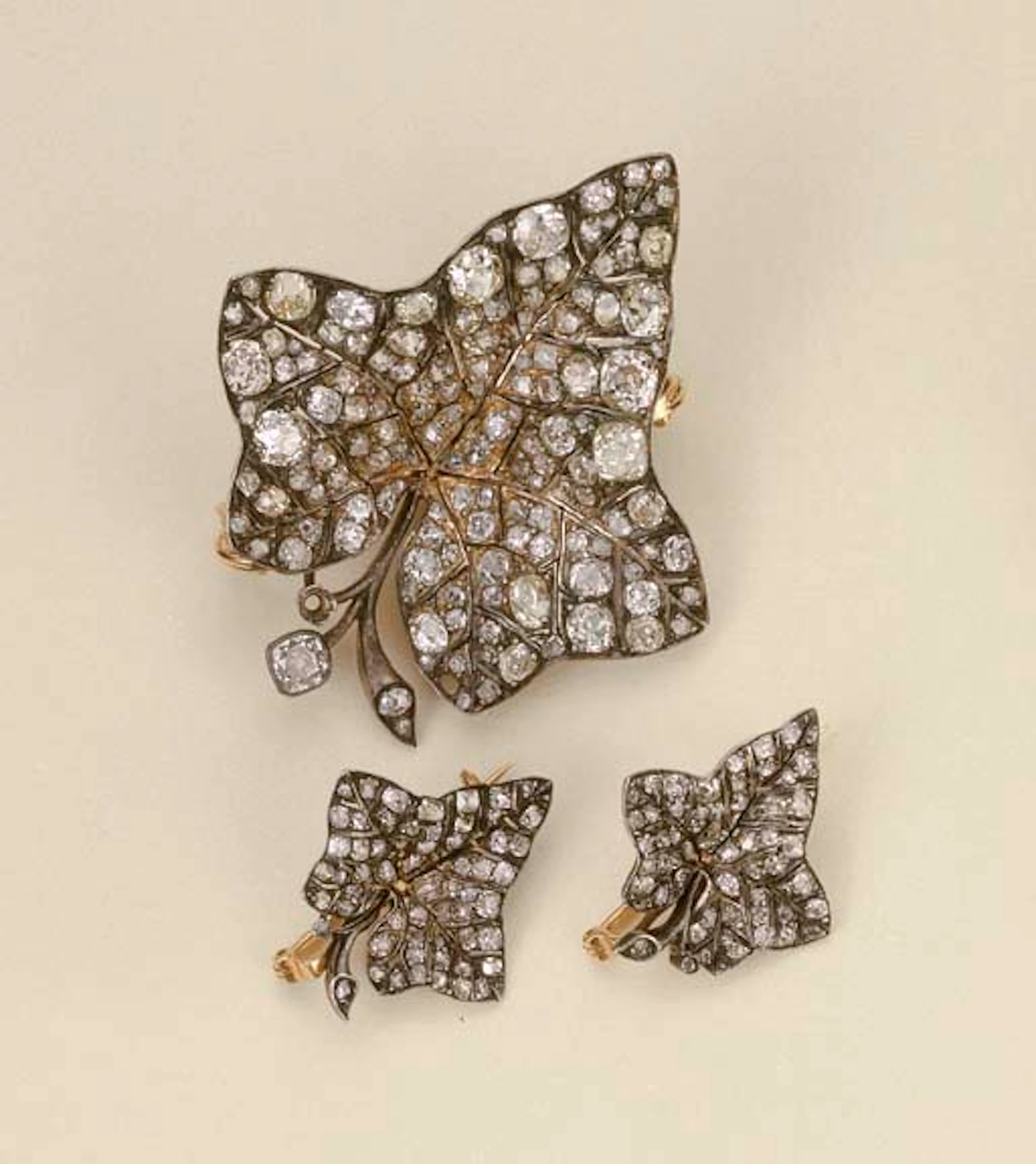 Serie di tre antiche spille in argento e oro con brillanti