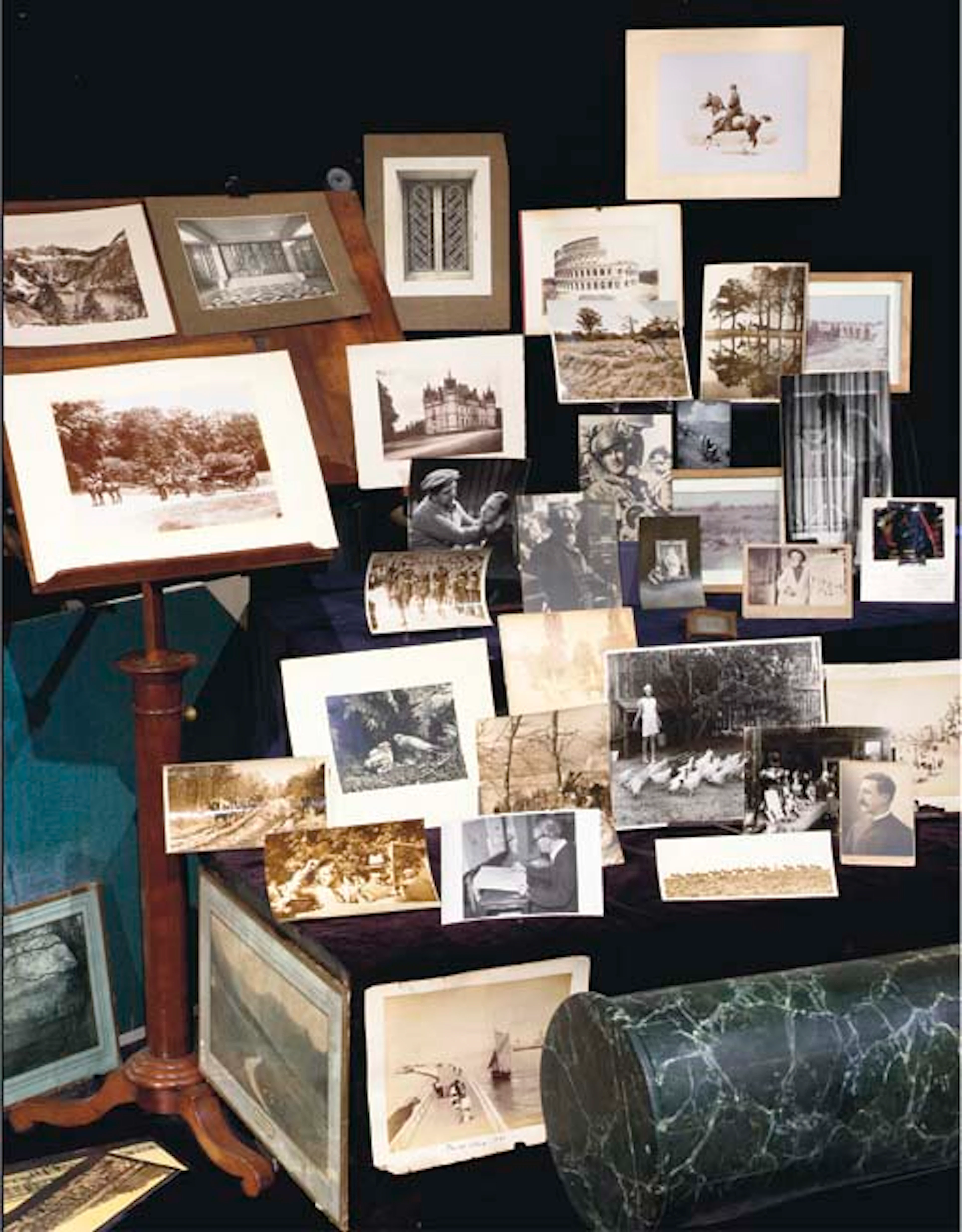 LOT DE QUARANTE-SIX PHOTOGRAPHIES