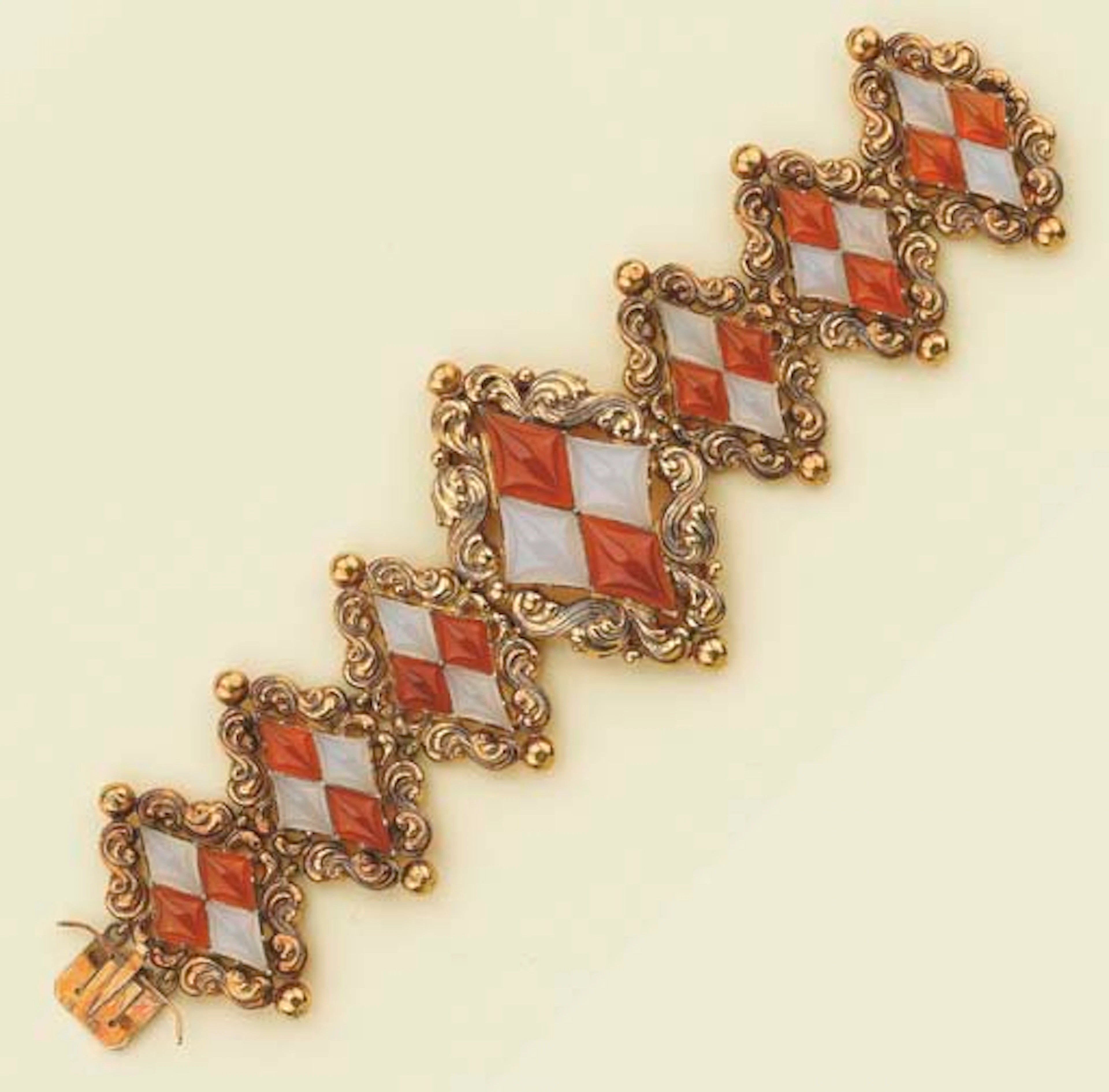 Antico bracciale in oro, calcedonio e corniola