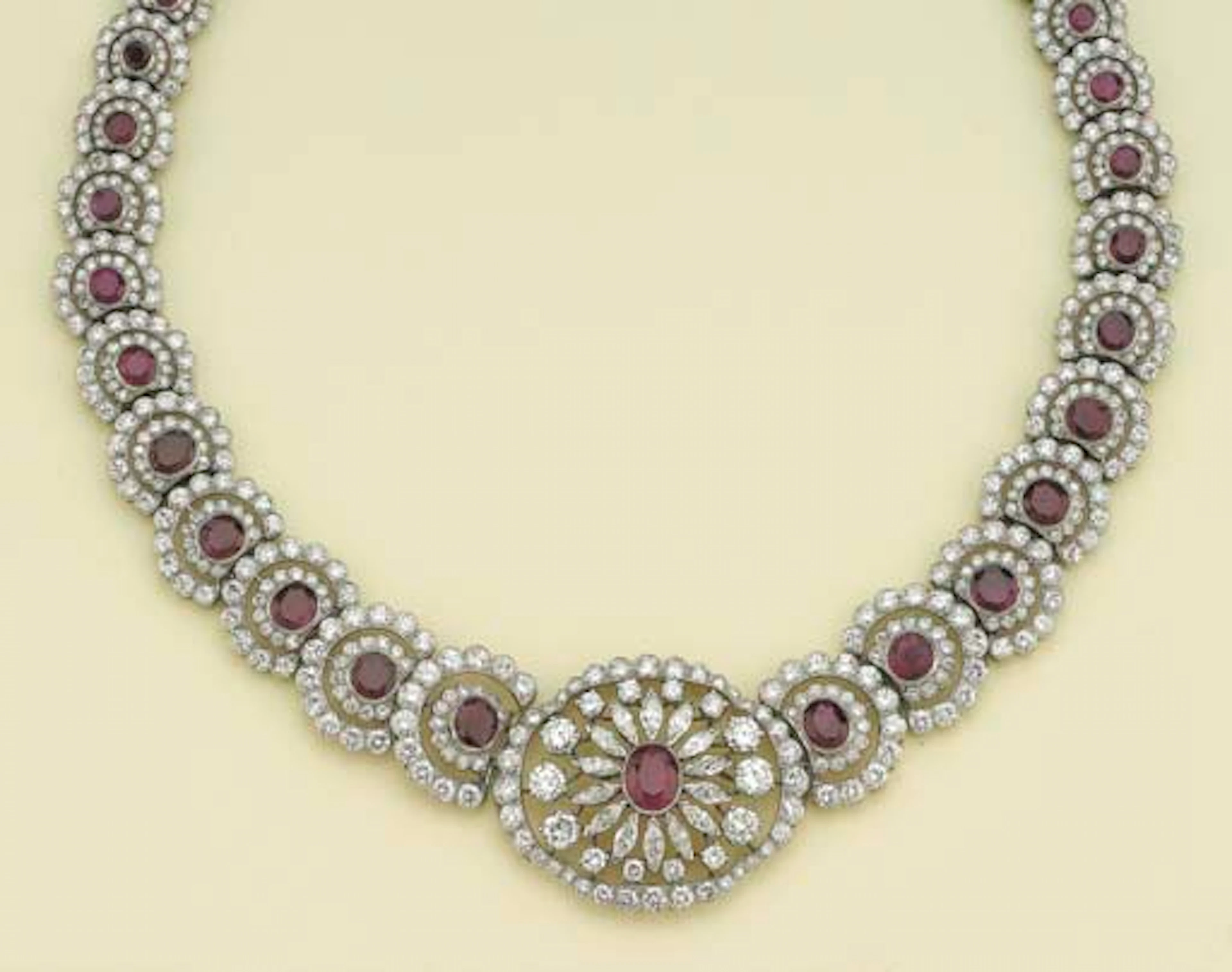 Collana in platino con diamanti e rubini