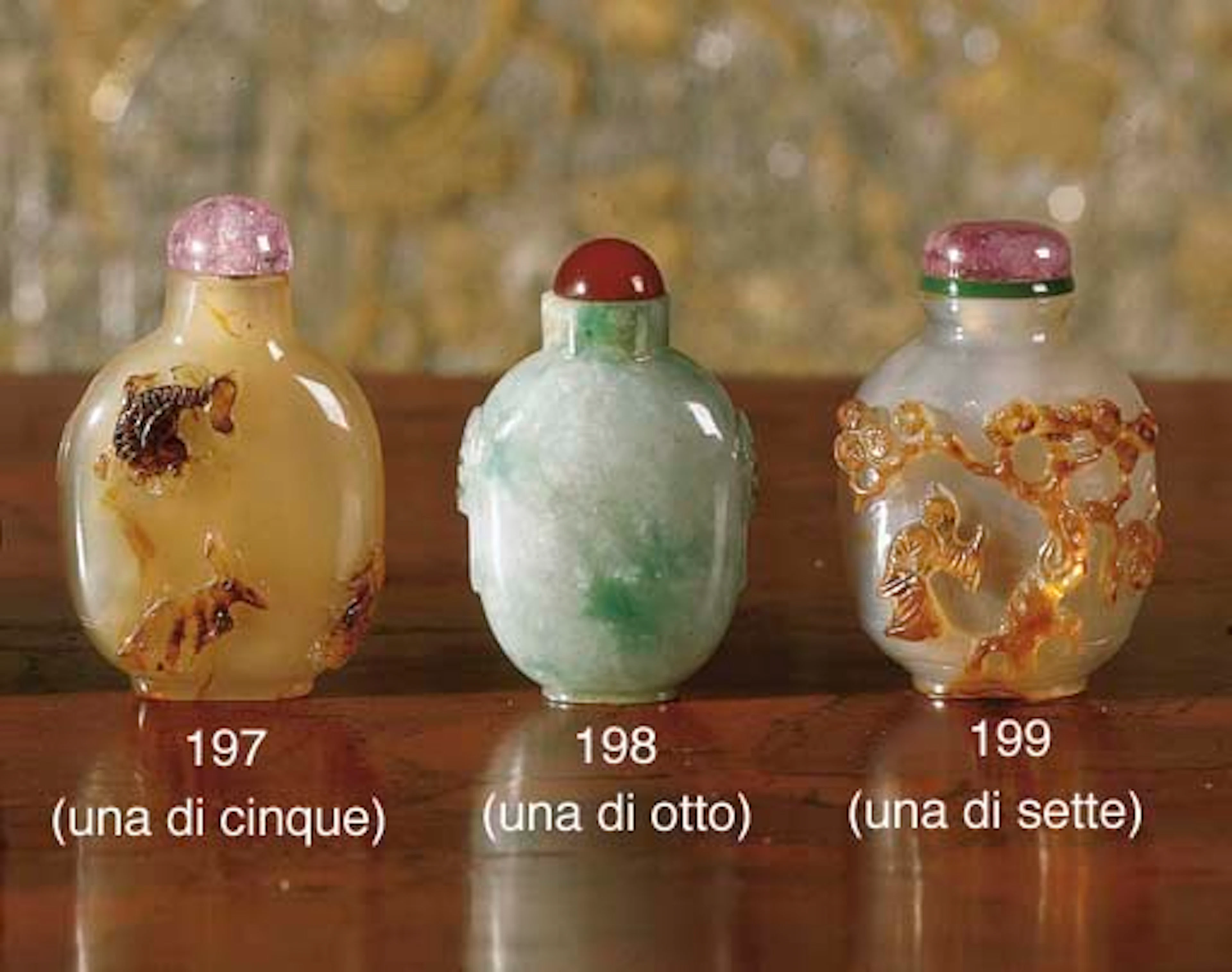 GRUPPO DI SETTE SNUFF BOTTLES IN CORNIOLA, AMBRA E PIETRE DURE,