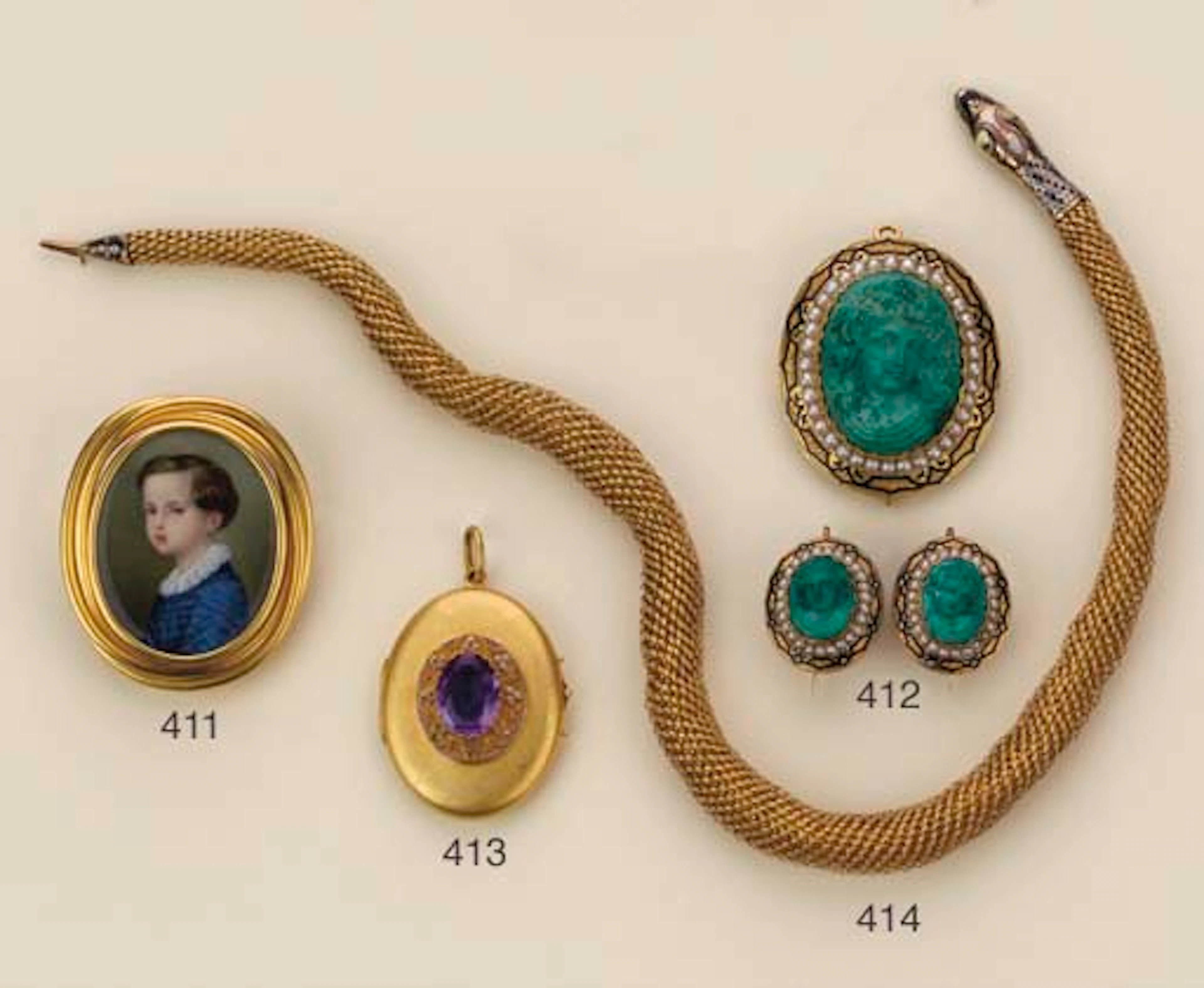 ANTICA PARURE IN ORO, MALACHITE, SMALTO E MEZZEPERLE