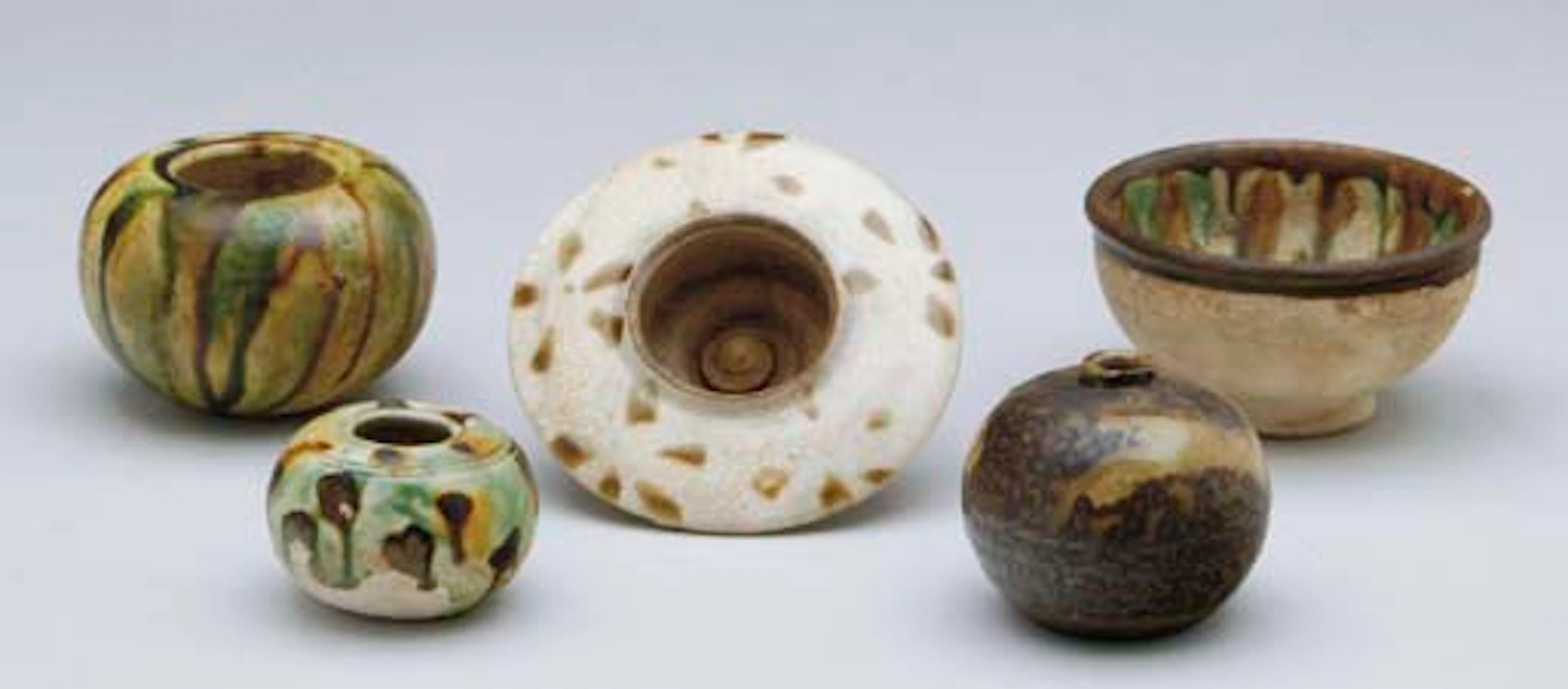 A GROUP A CHINESE SANCAI-GLAZED POTTERY SMALL VESSELS,