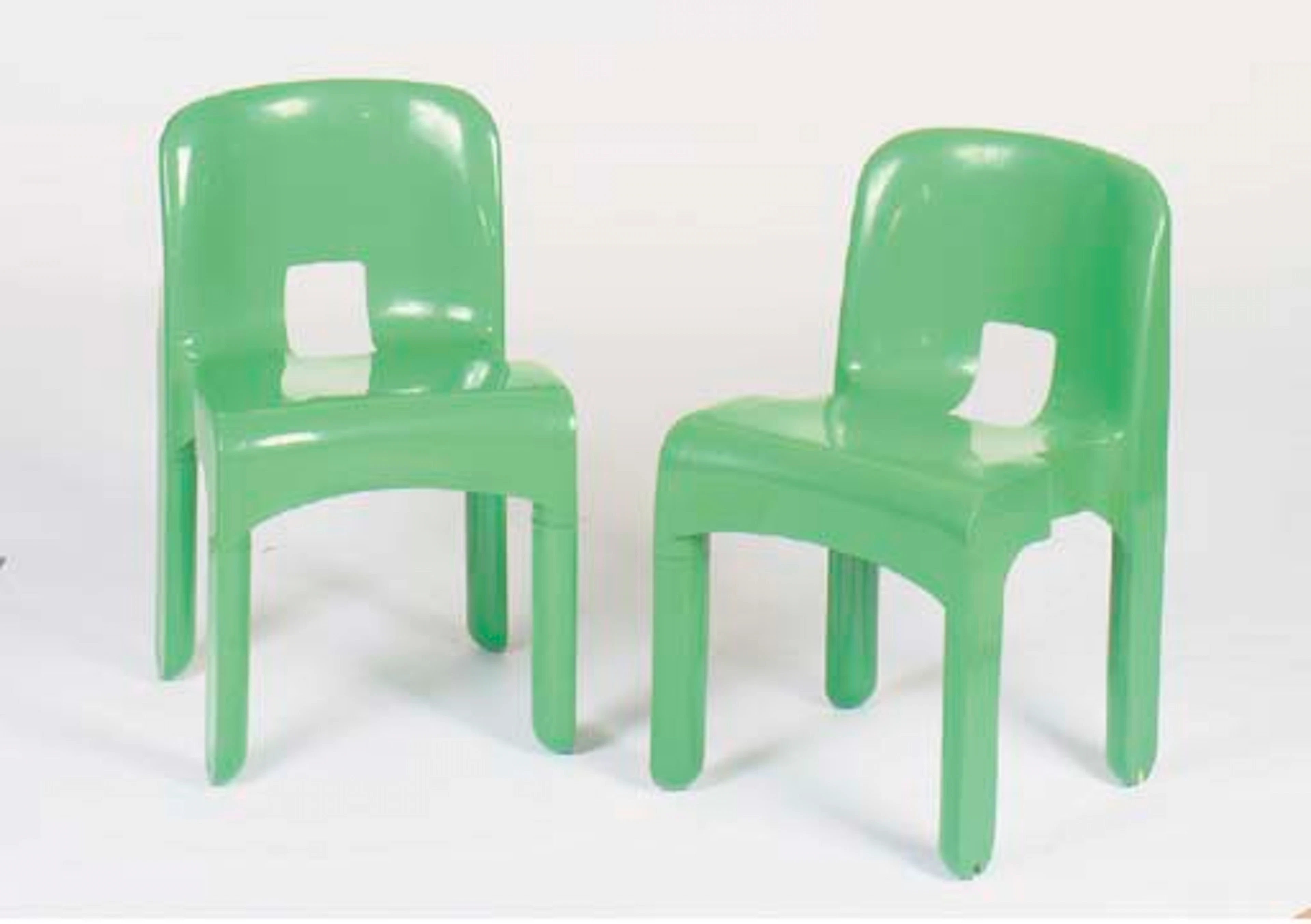 A SET OF EIGHT GREEN PLASTIC STACKING UNIVERSALE CHAIRS,