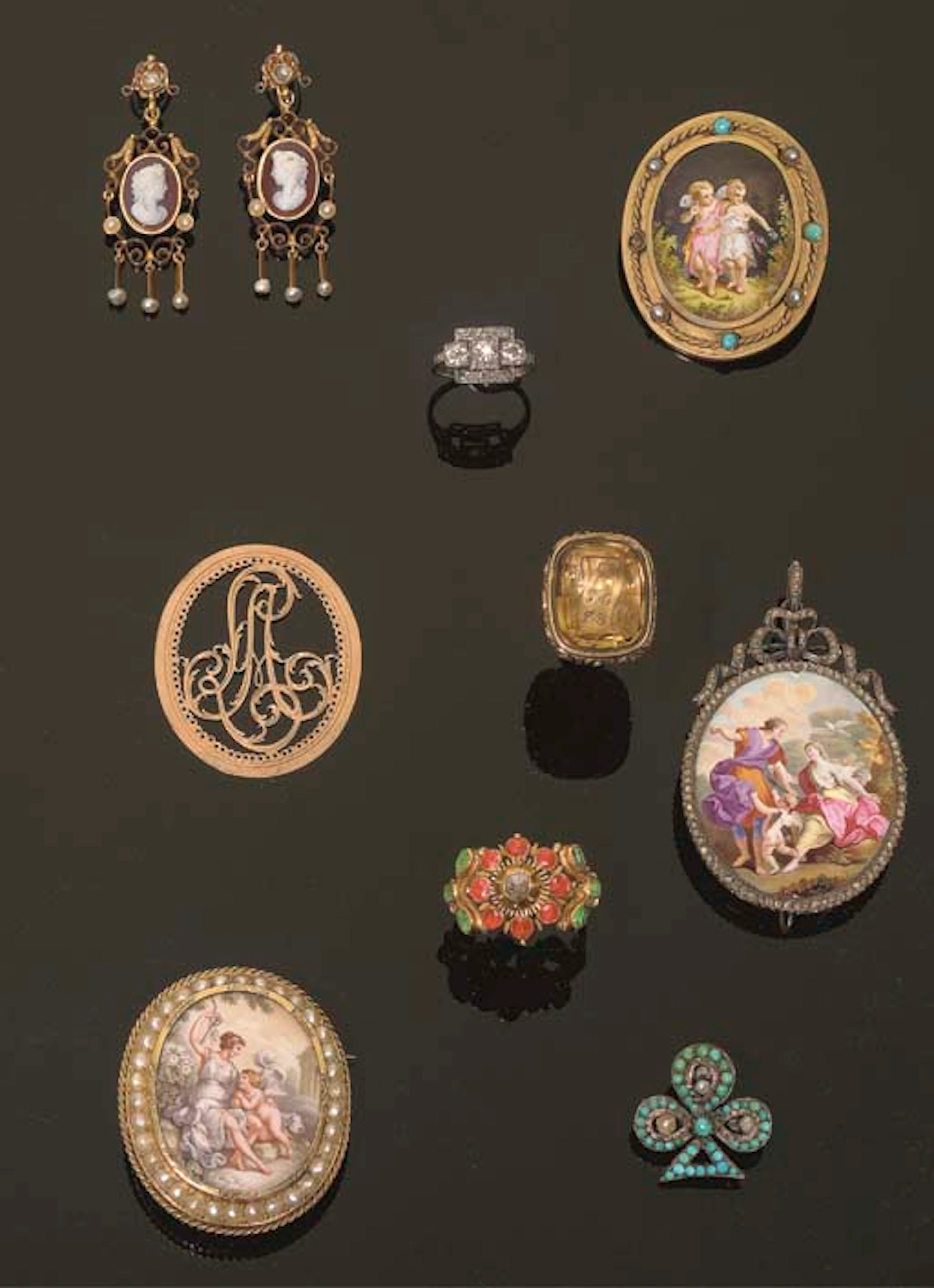LOT DE BROCHES MEDAILLONS ET BIJOUX