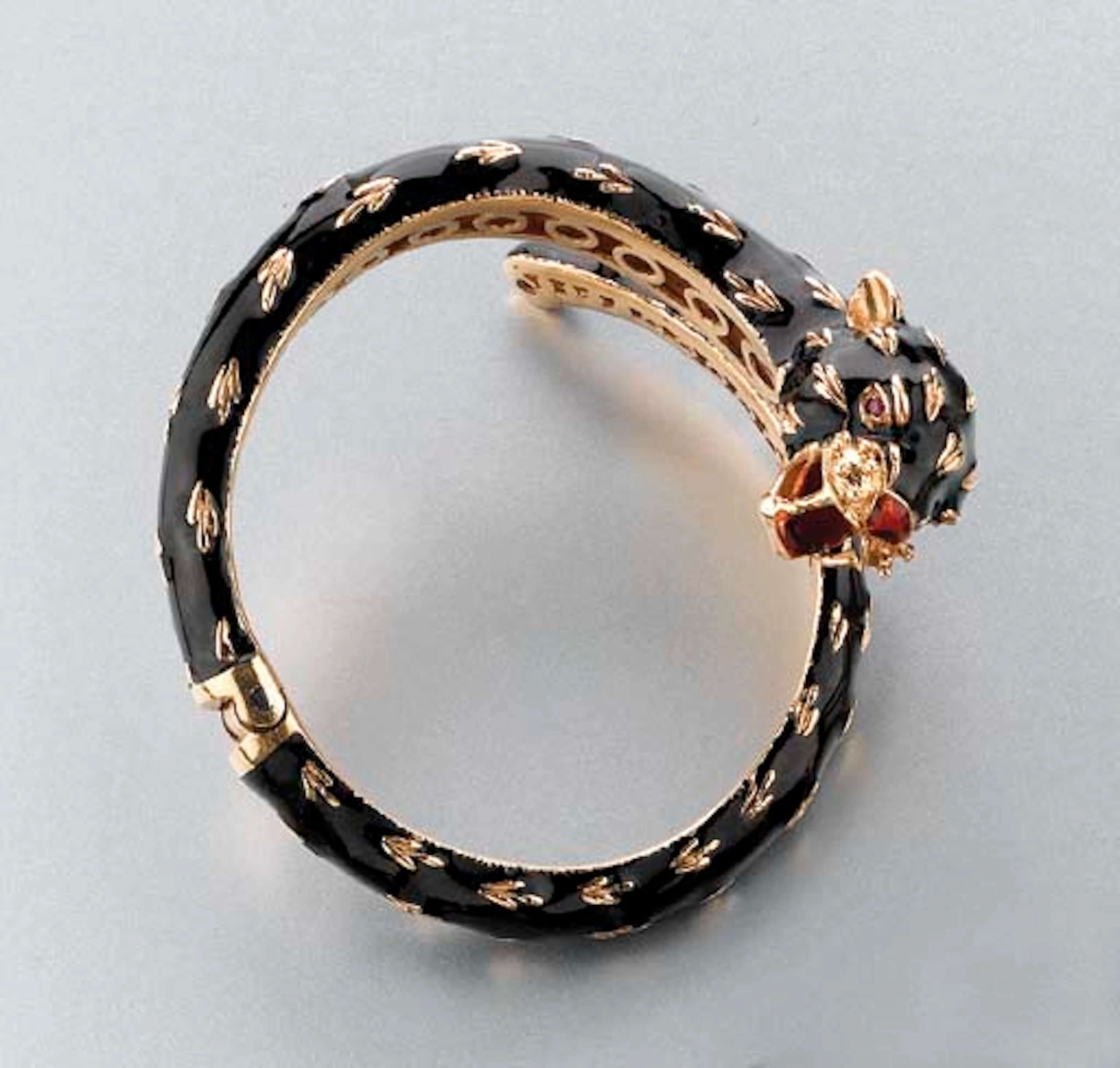 Bracciale Rigido a Molla in Oro, Smalto E Rubini, Firmato Frascarolo