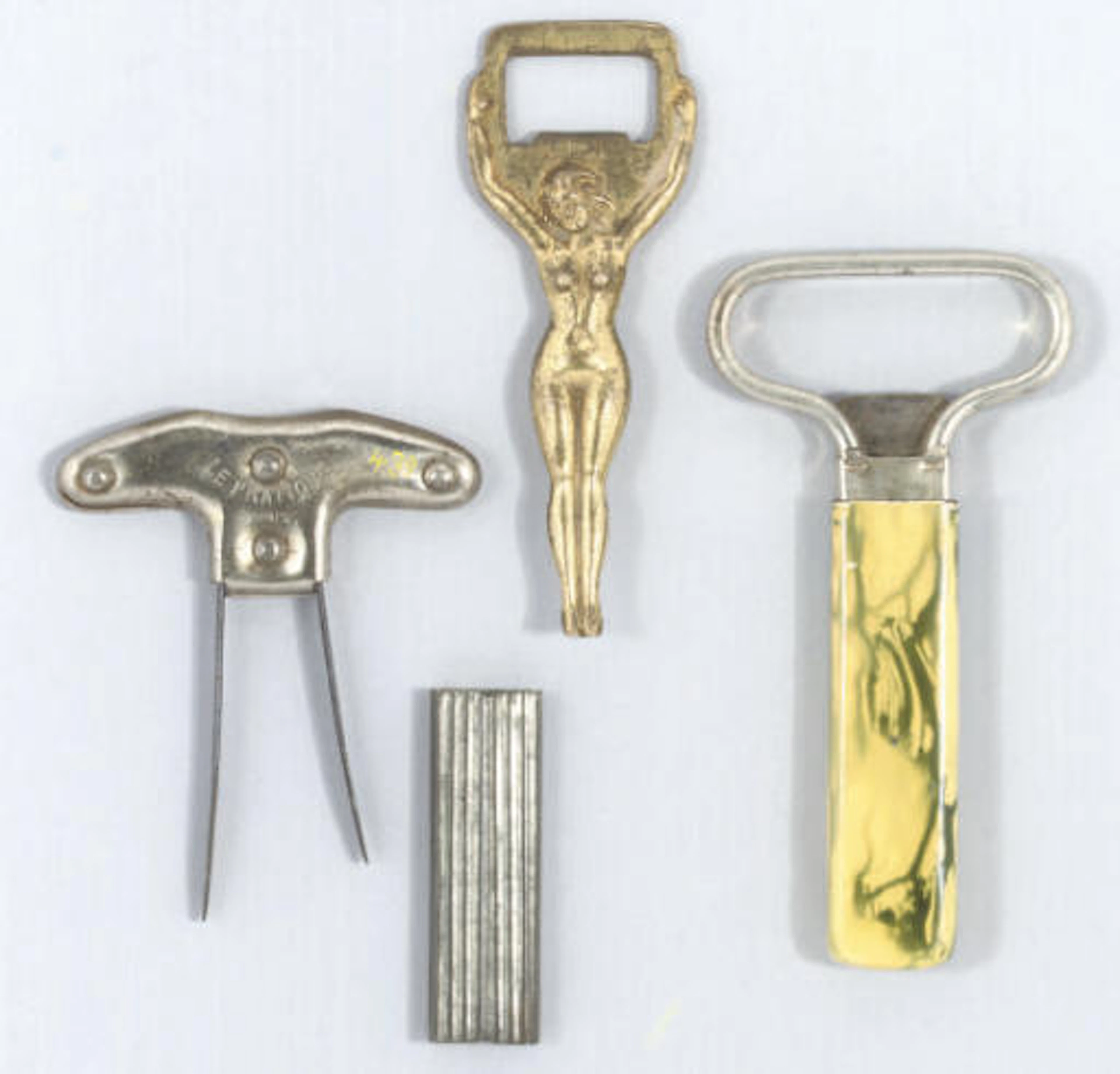 A COLLECTION OF MOSTLY NOVELTY AND SIMPLE CORKSCREWS