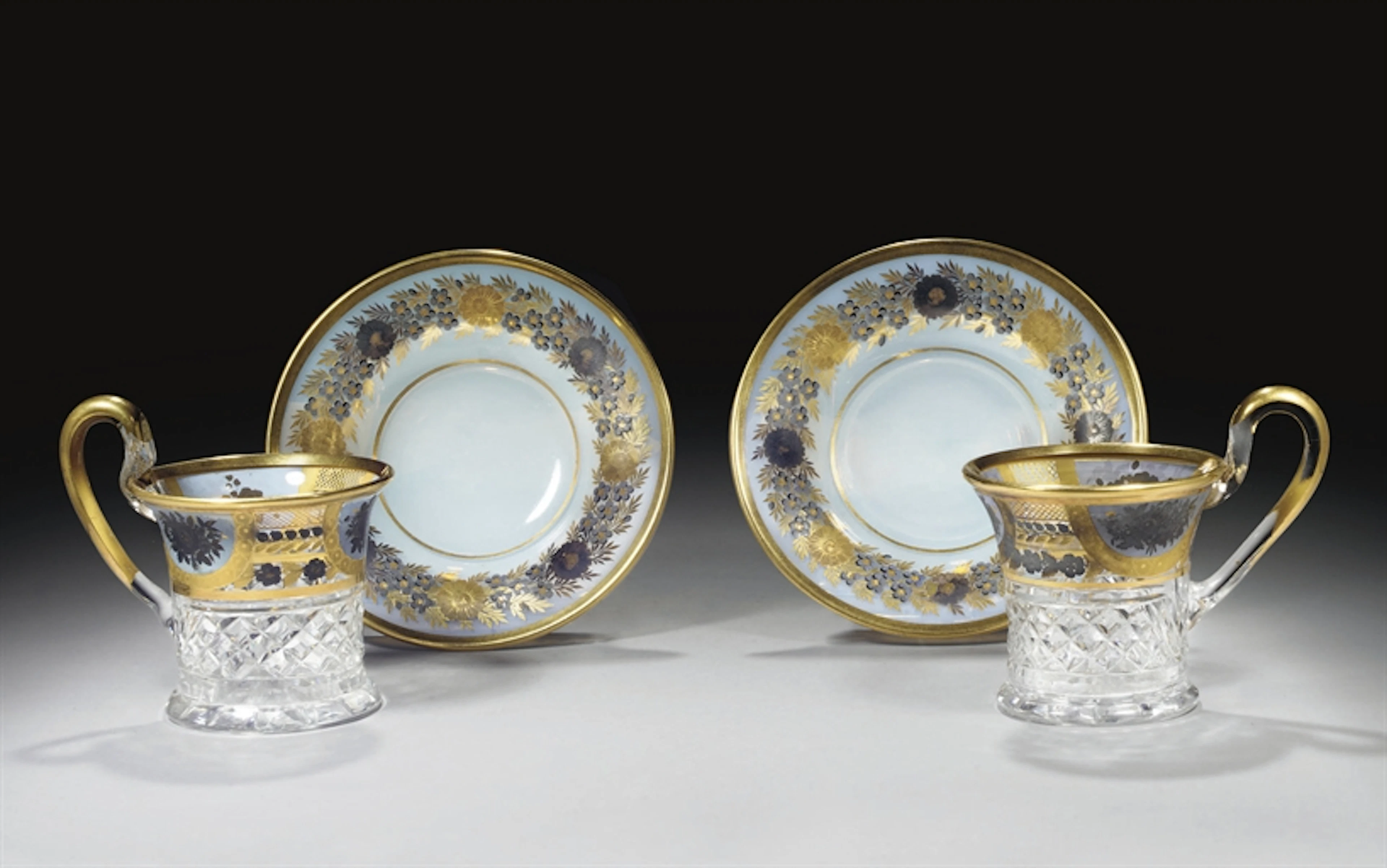 PAIRE DE TASSES EN CRISTAL ET LEUR SOUS-TASSE EN CRISTAL D'OPALE SAVONNEUX DE LA PREMIERE MOITIE DU XIXEME SIECLE, FRANCE