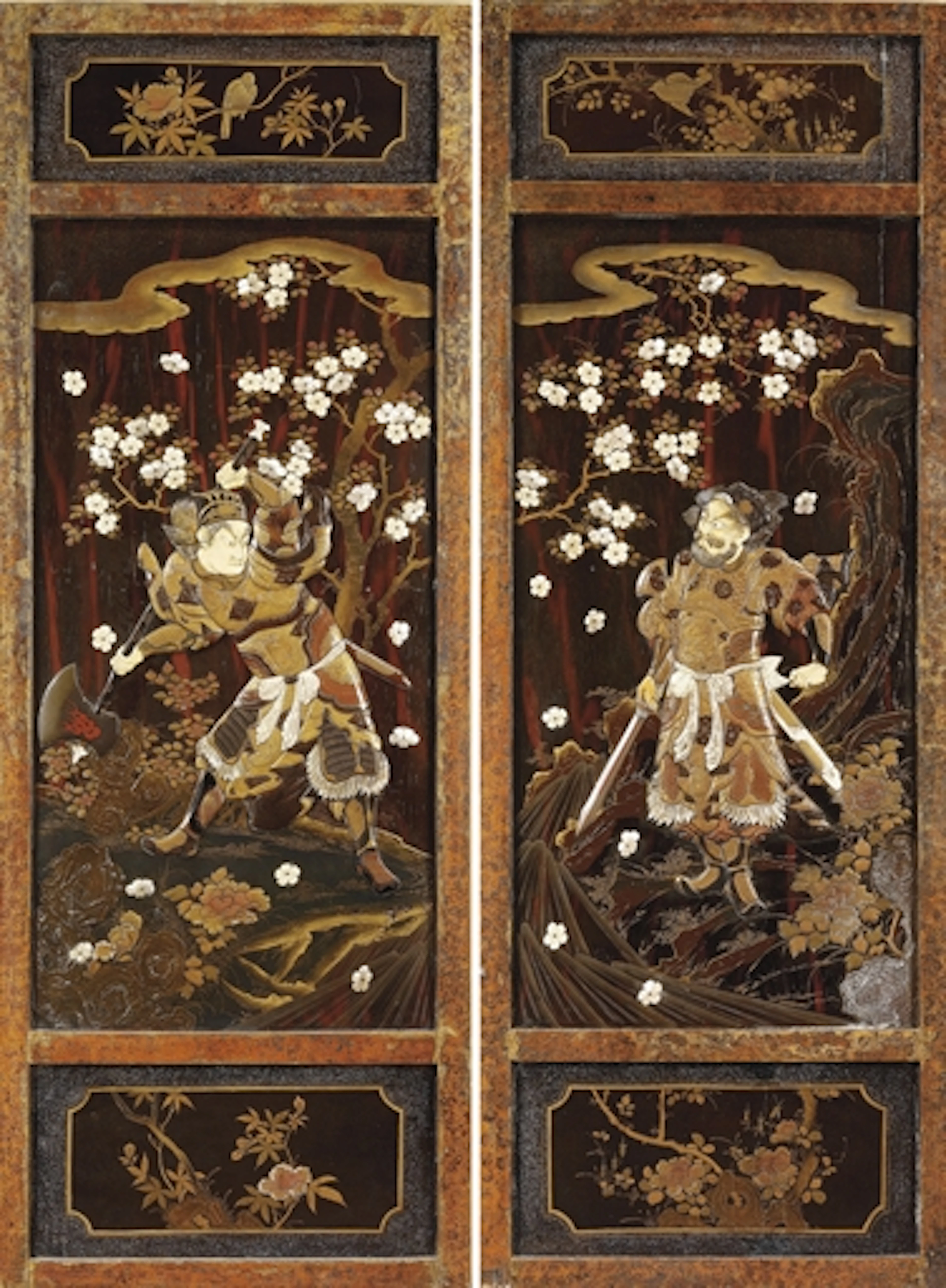 DEUX PANNEAUX EN BOIS LAQUE ET INCRUSTE