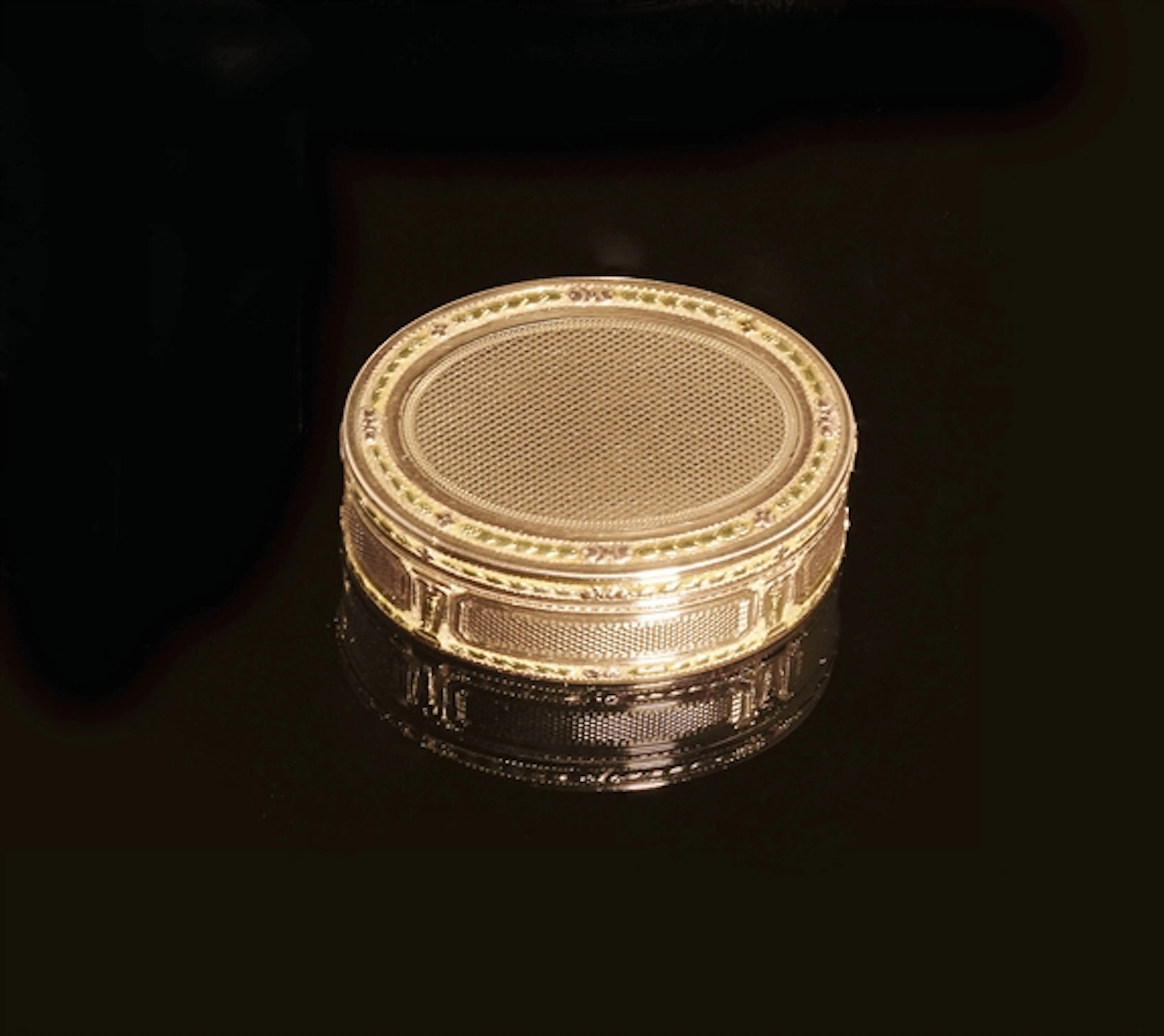 A LOUIS XVI THREE-COLOUR GOLD SNUFF-BOX
