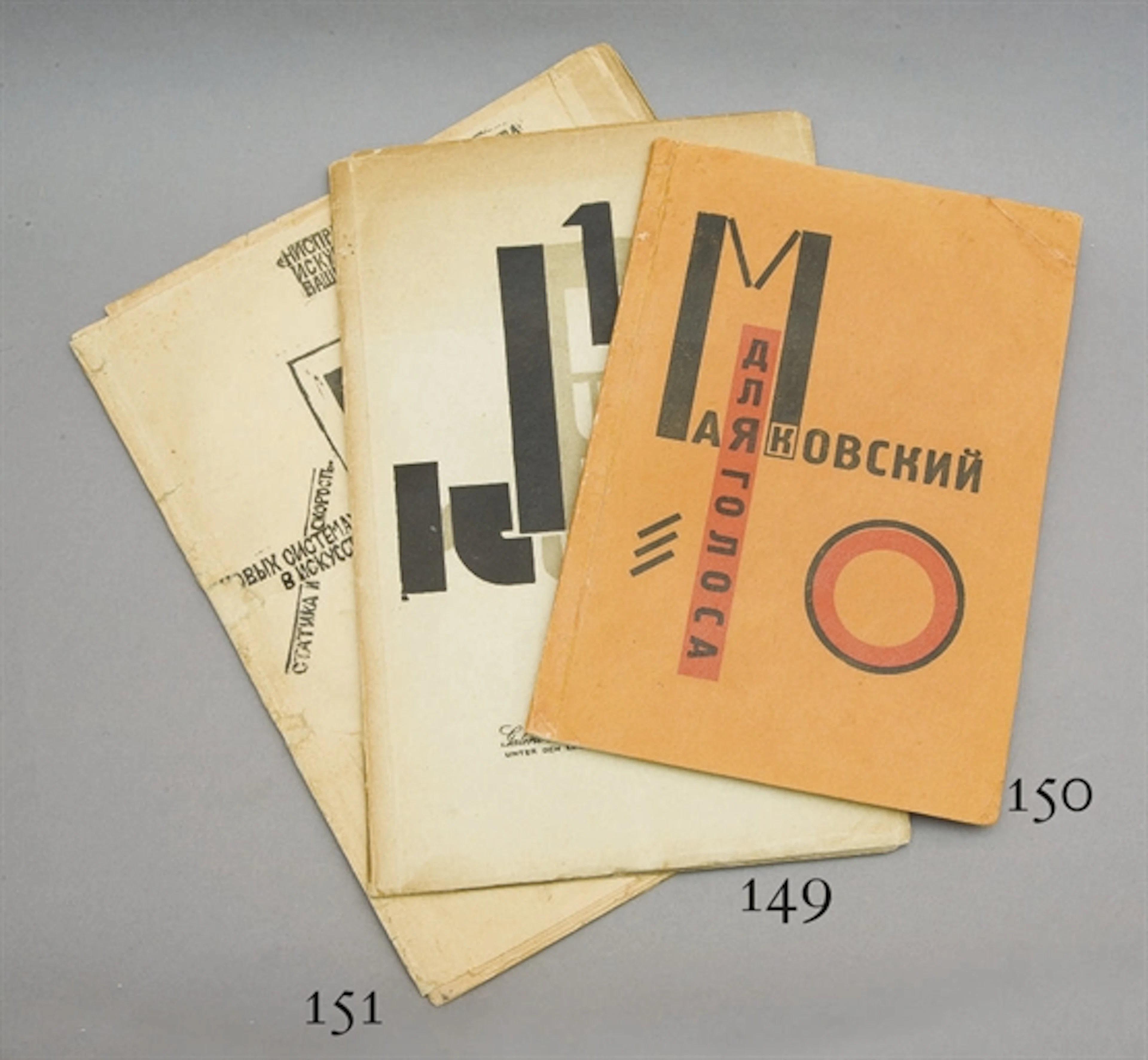 [AVANT-GARDE RUSSE] -- LISSITZKY (1890-1941) & MALEVITCH, Kasimir (1878-1935). O novikh sistemakh v iskusstve: Statika i skorost. [Les nouveaux systèmes dans l'art: Statique et Vitesse]