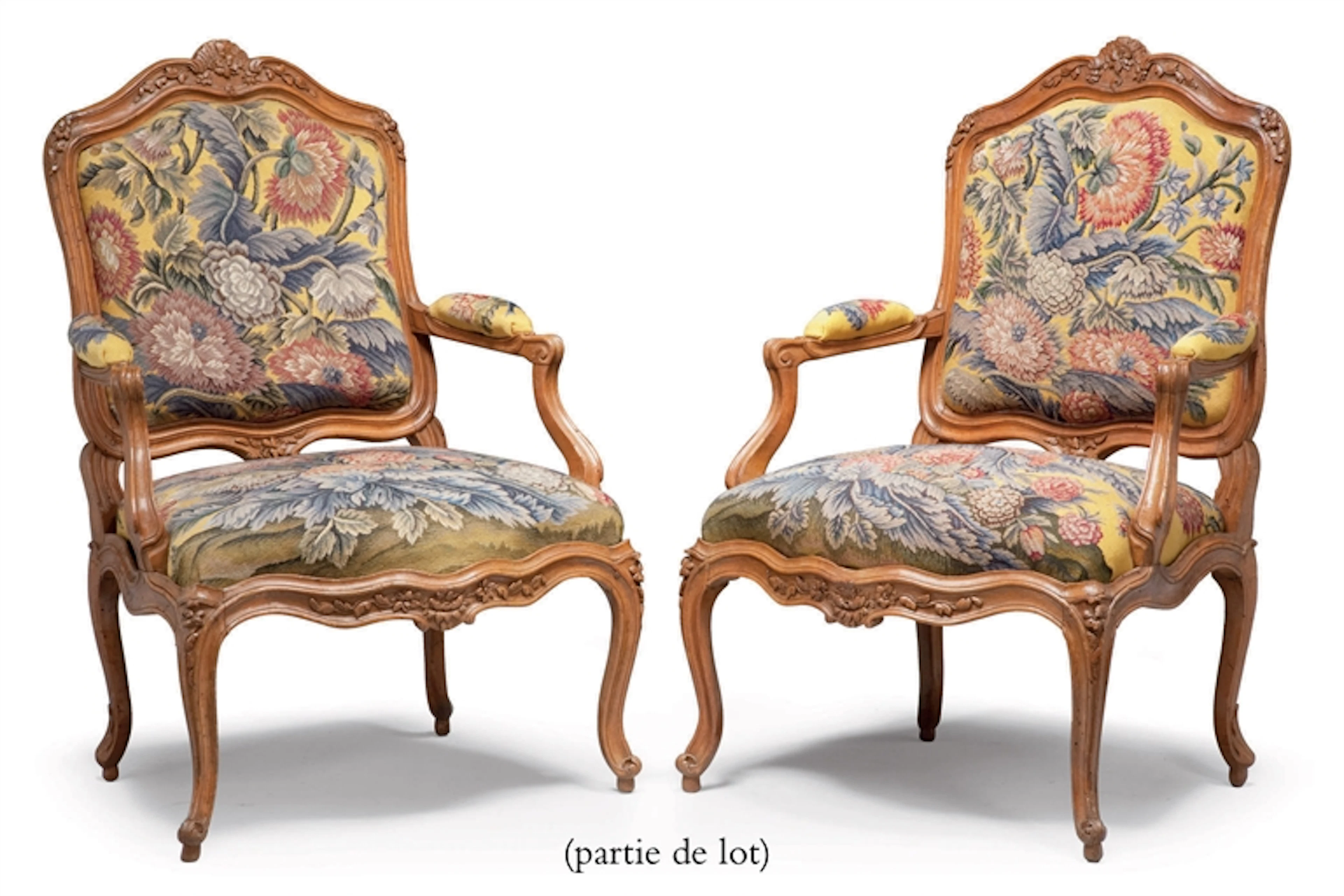 SUITE DE QUATRE FAUTEUILS A CHASSIS D'EPOQUE LOUIS XV