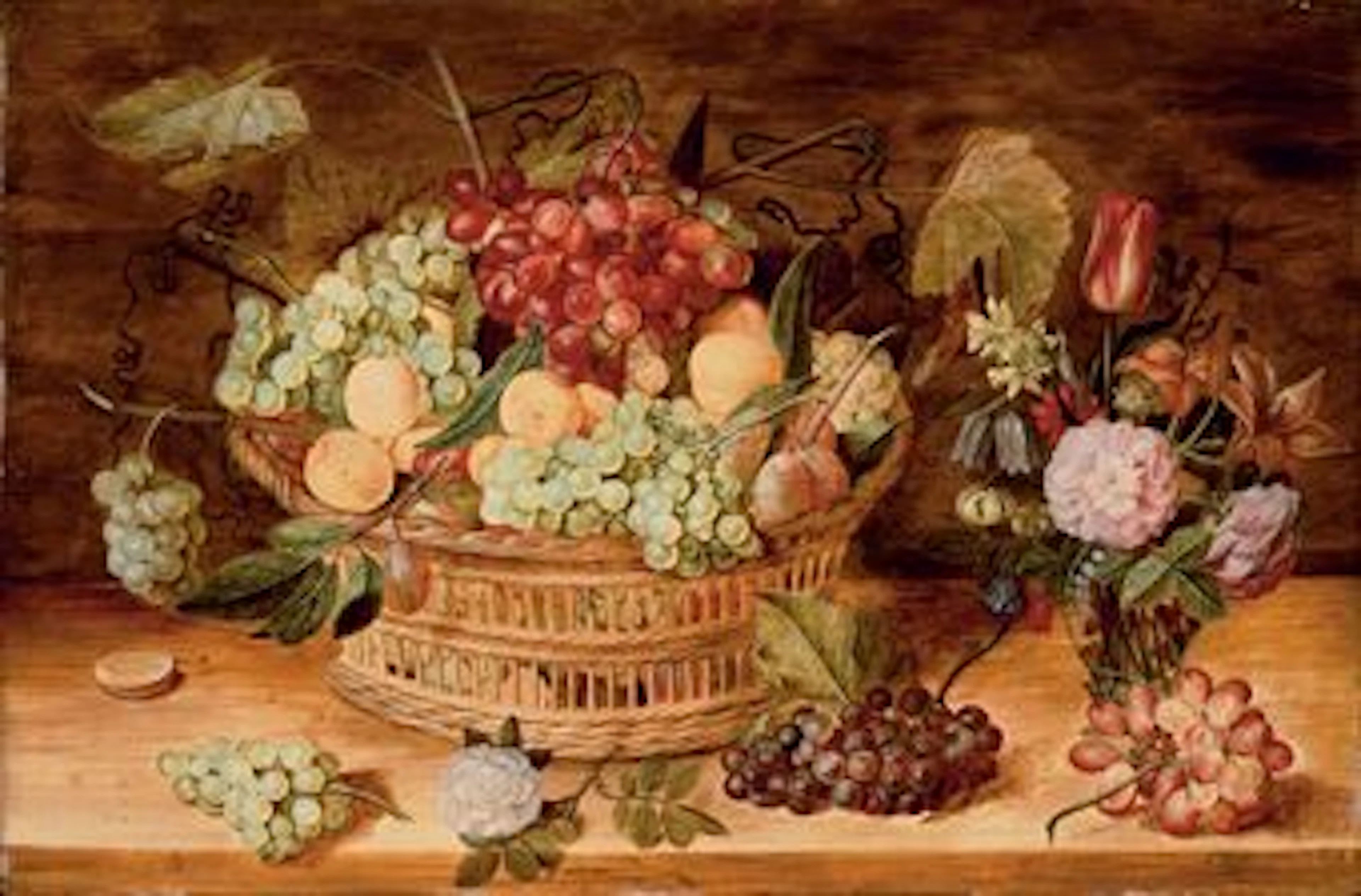 Grappes de raisins, abricots, prunes dans une corbeille, fruits et vase de fleurs sur un entablement en bois