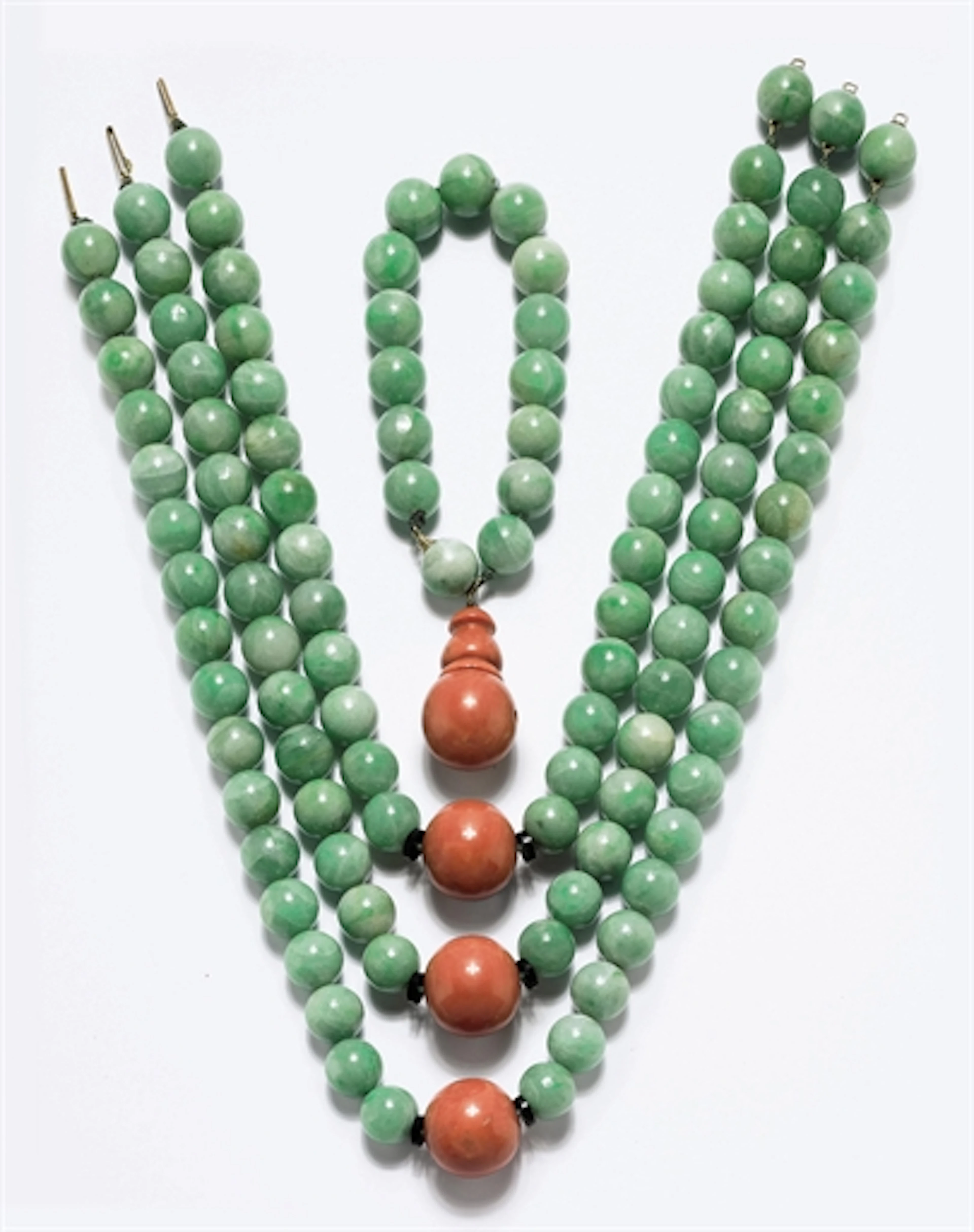 Tre Collane E Bracciale in Giadeite E Corallo, Di Cartier