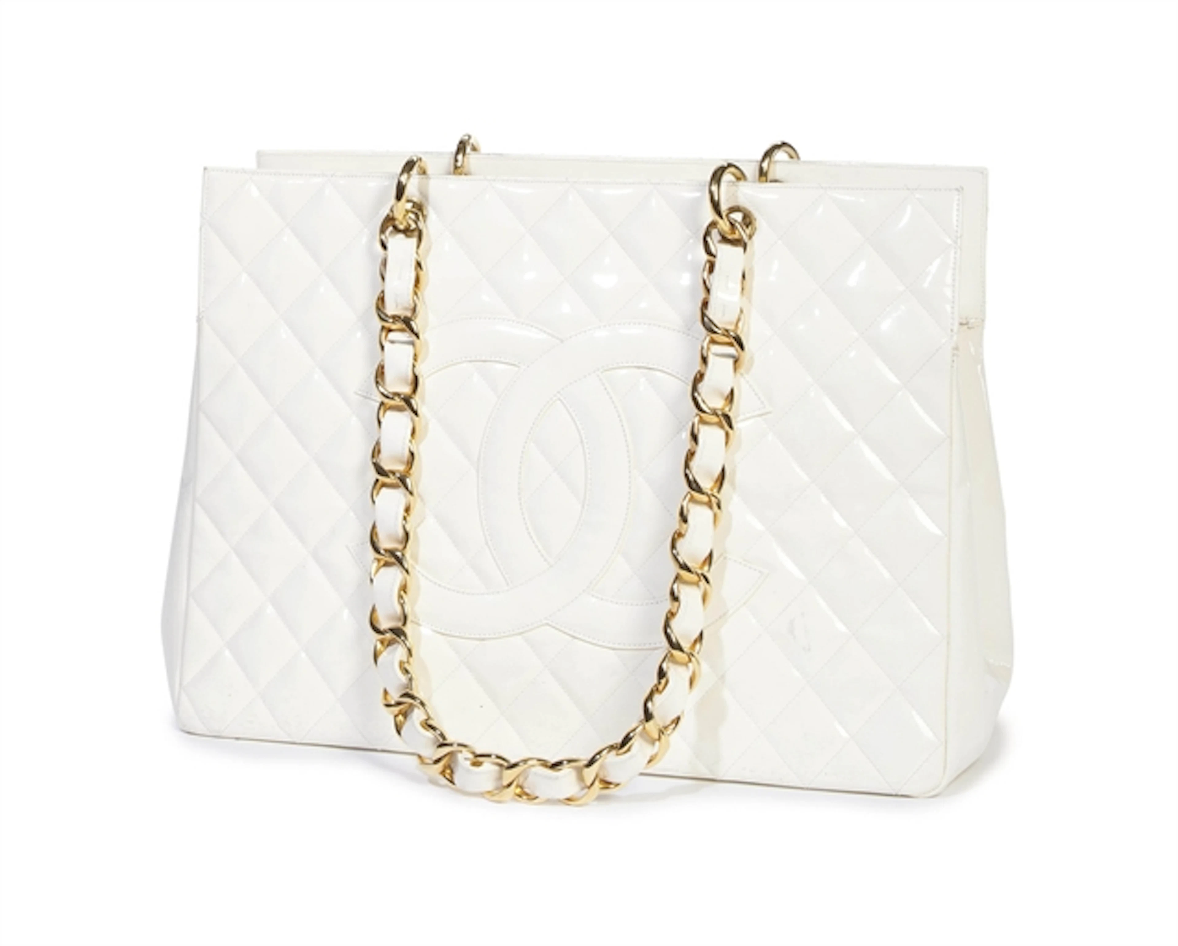 AN ECRU PATENT LEATHER TOTE BAG
