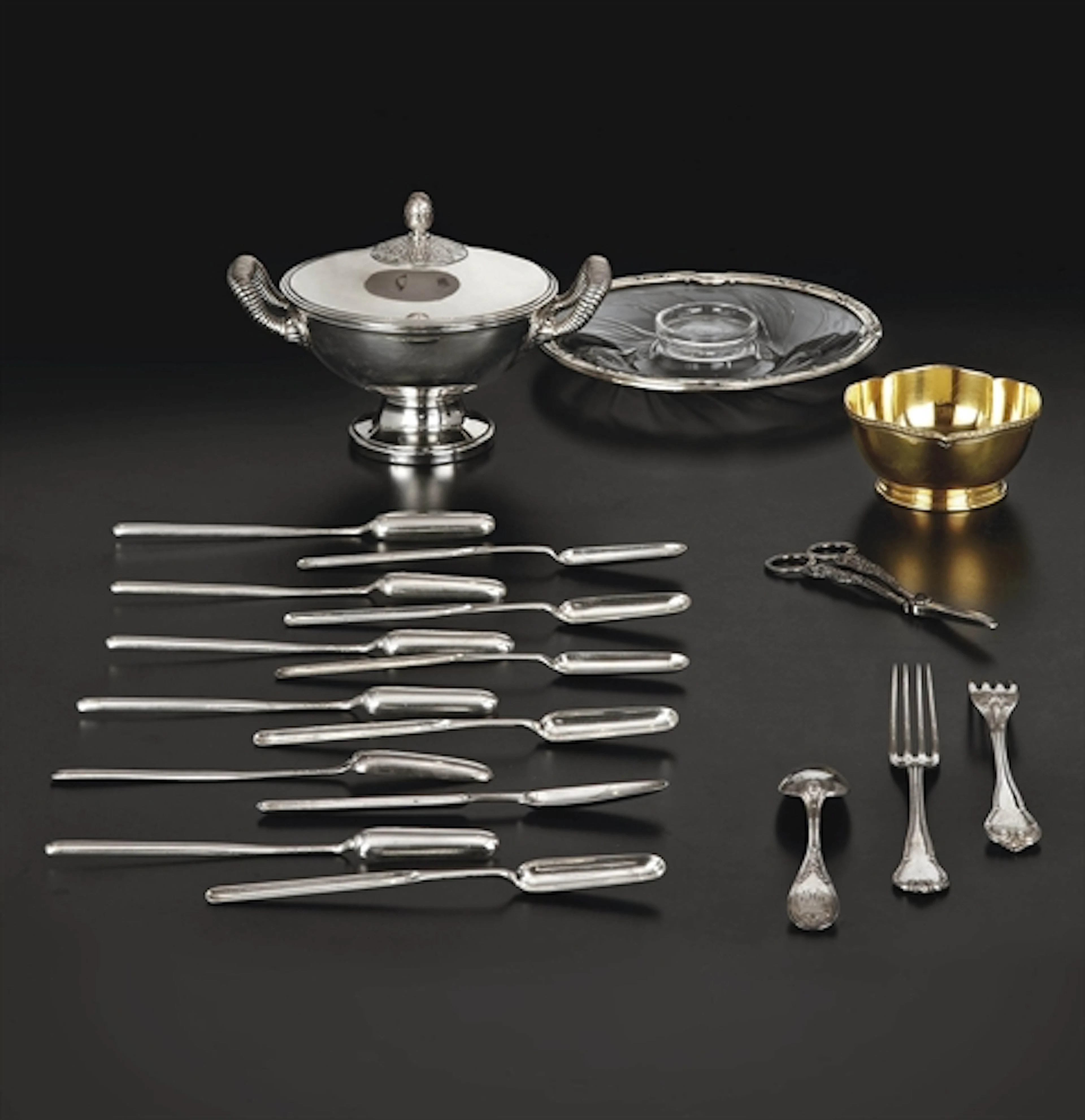 ENSEMBLE EN ARGENT, VERMEIL ET METAL ARGENTE