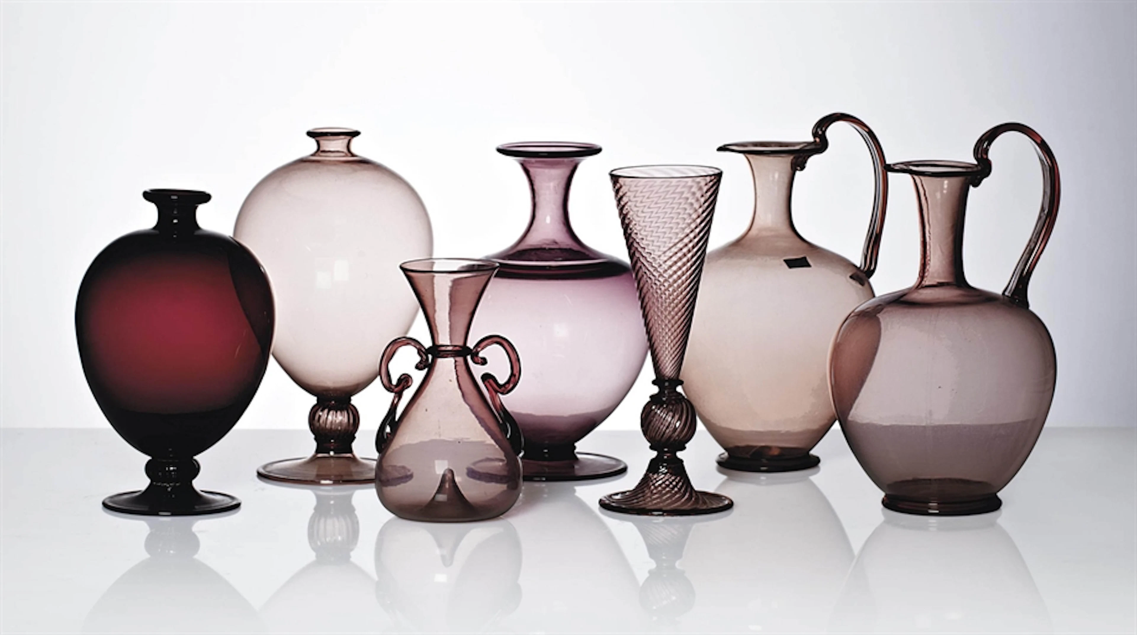 SOFFIATI TRASPARENTI, CINQ VASES ET DEUX CARAFES