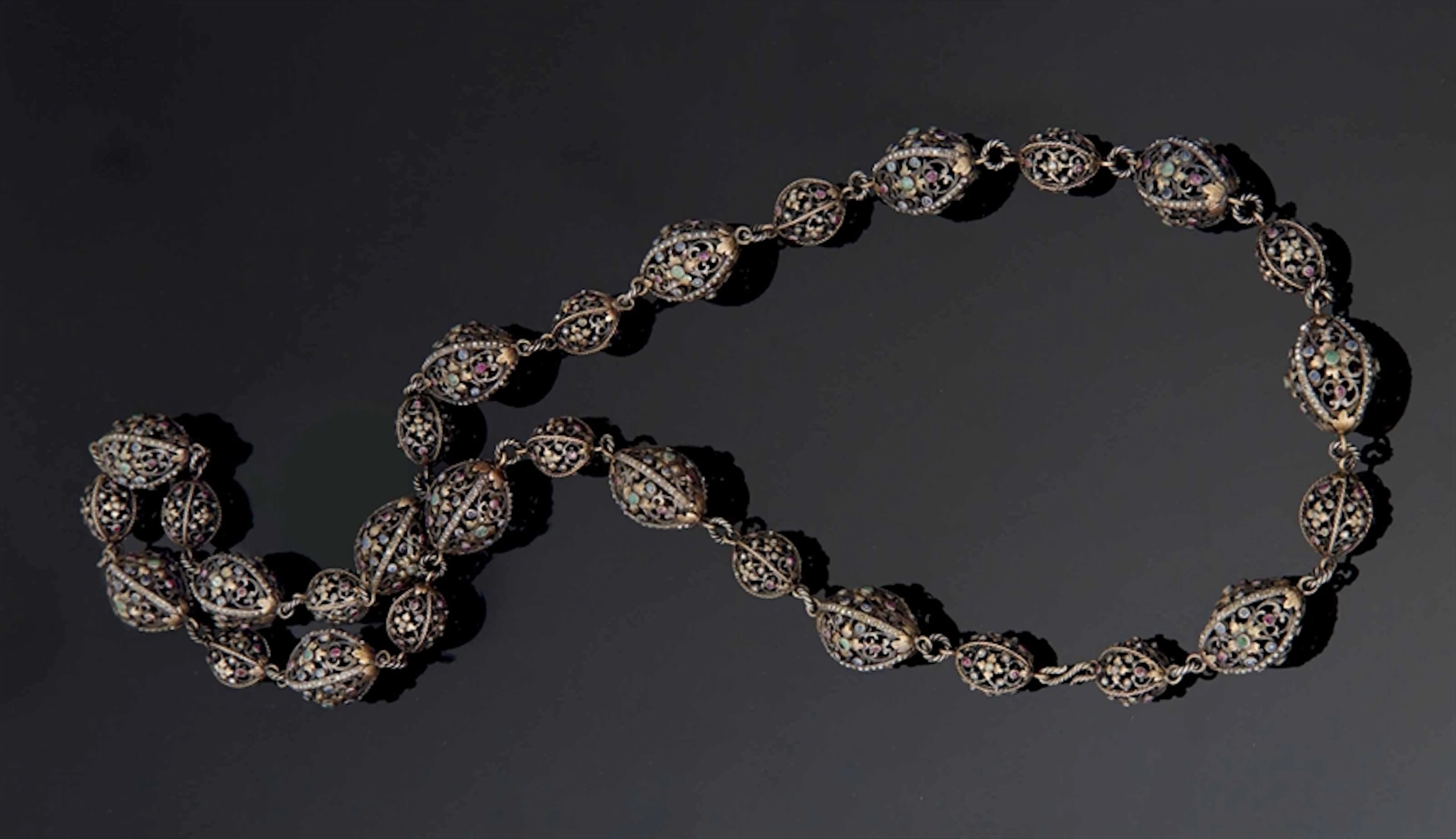 COLLIER AJOURE EN ARGENT, FER, VERMEIL ET OR, ORNE DE DIAMANTS, SAPHIRS, RUBIS, EMERAUDES ET PERLES