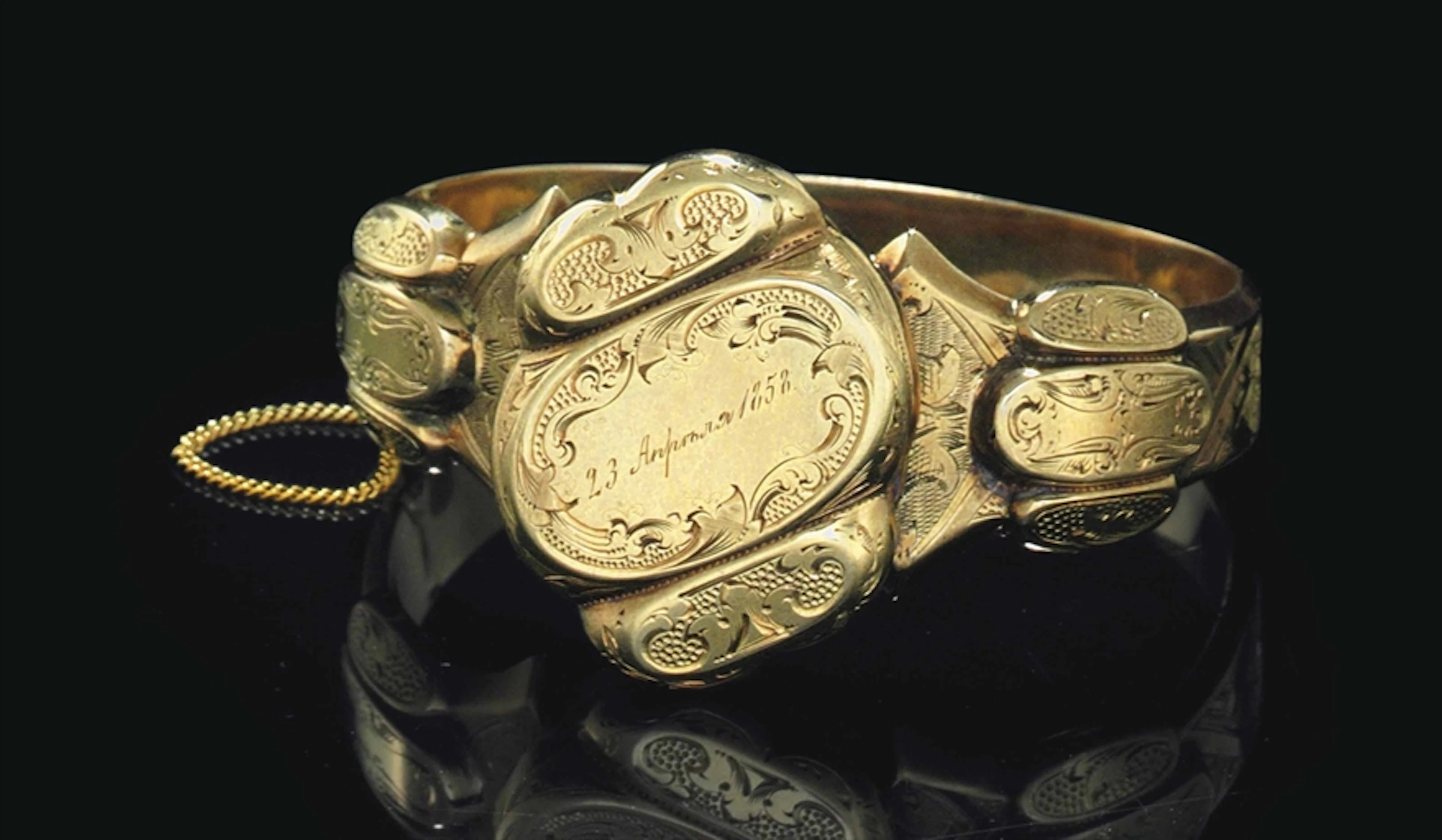 A GOLD BRACELET