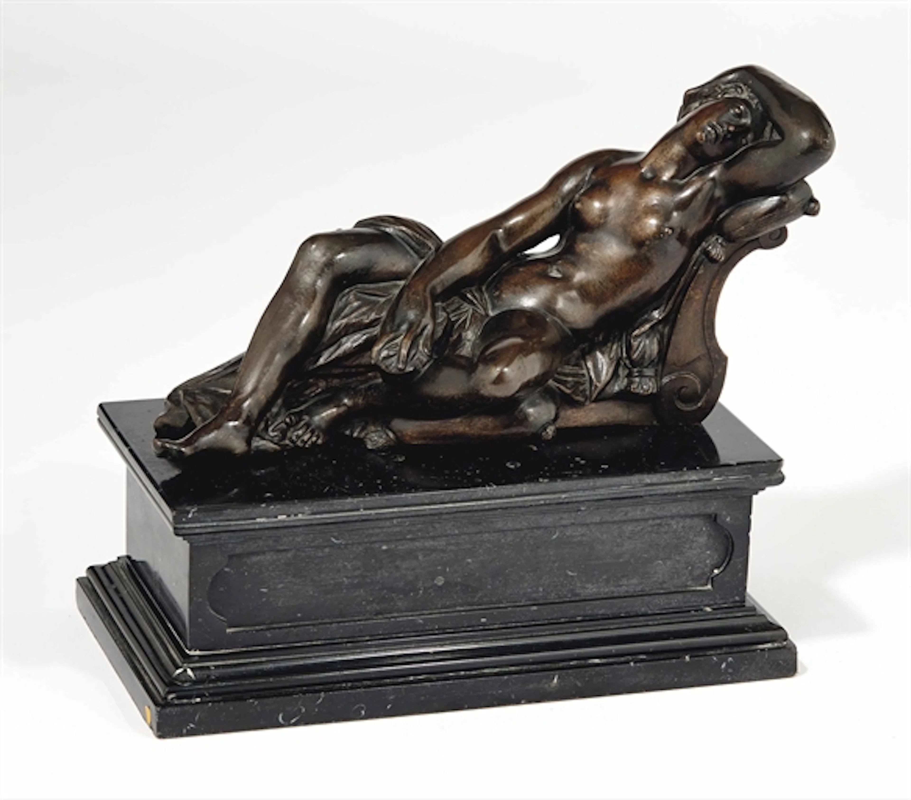 FIGURE EN BRONZE REPRESENTANT UNE NYMPHE ENDORMIE