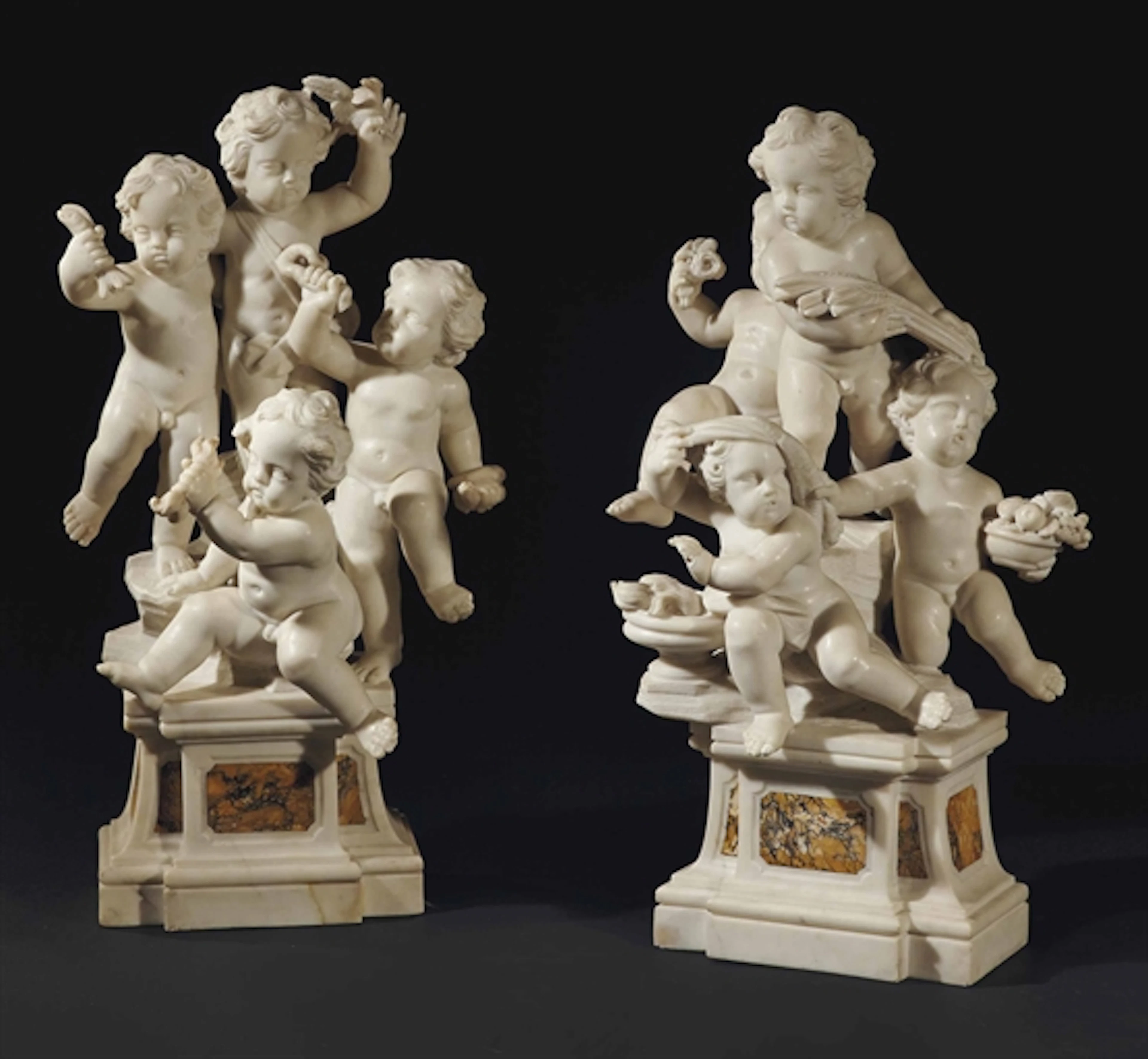PAIRE DE GROUPES EN MARBRE REPRESENTANT LES ALLEGORIES DE L'EAU ET DE L'ETE