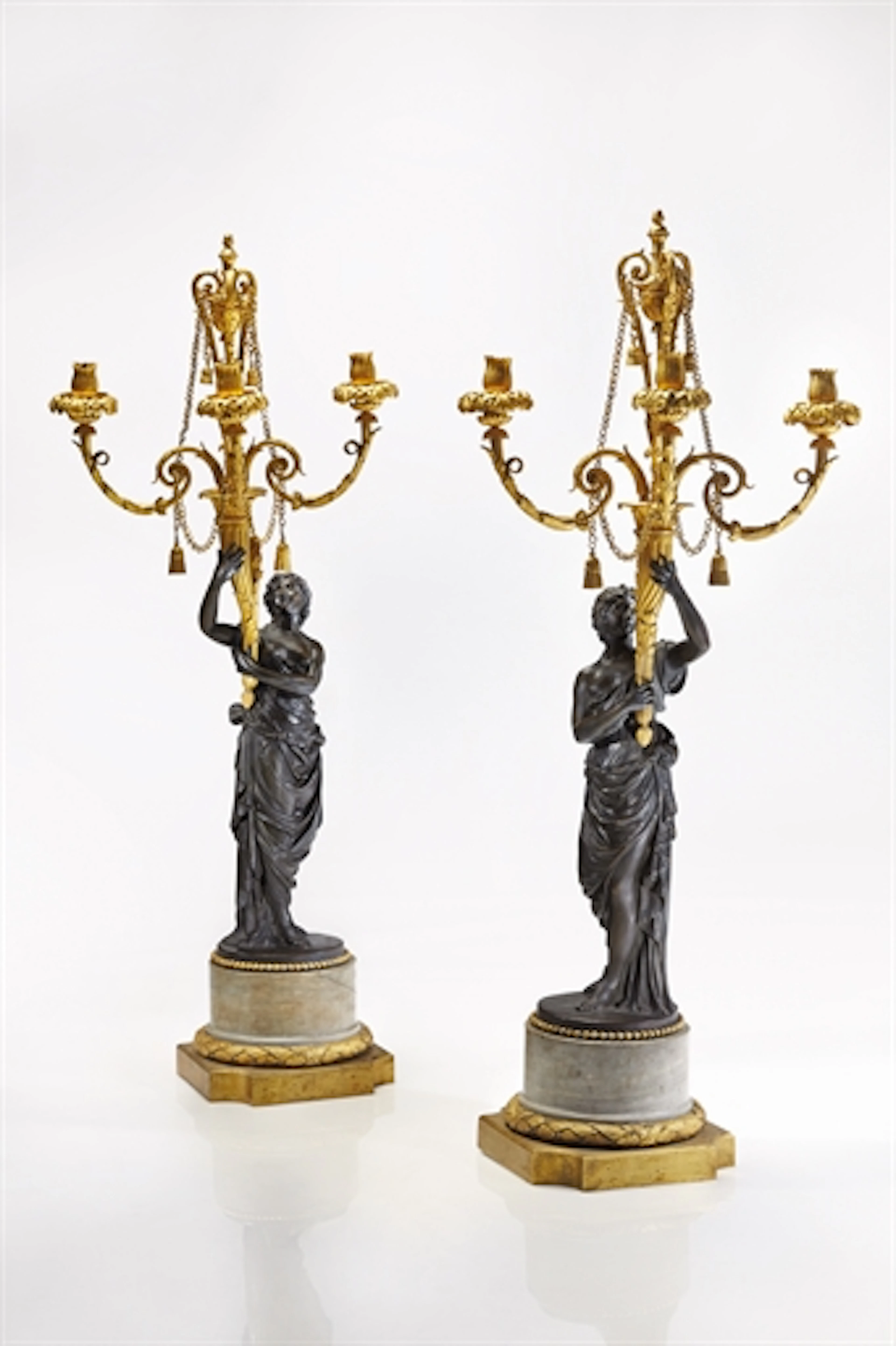 PAIRE DE CANDELABRES ET PAIRE D'APPLIQUES