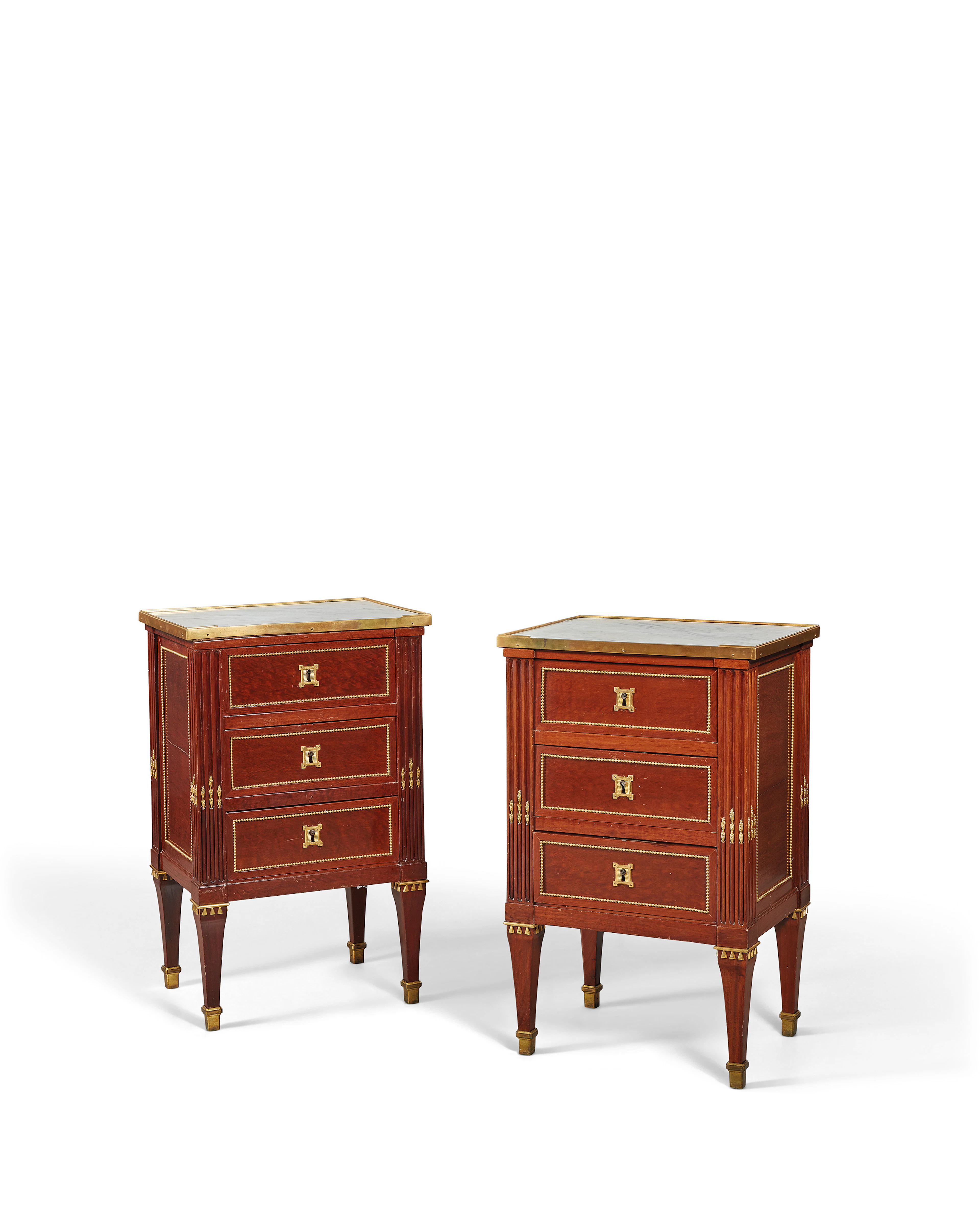 PAIRE DE MEUBLES D'ENTRE DEUX DE STYLE LOUIS XVI
