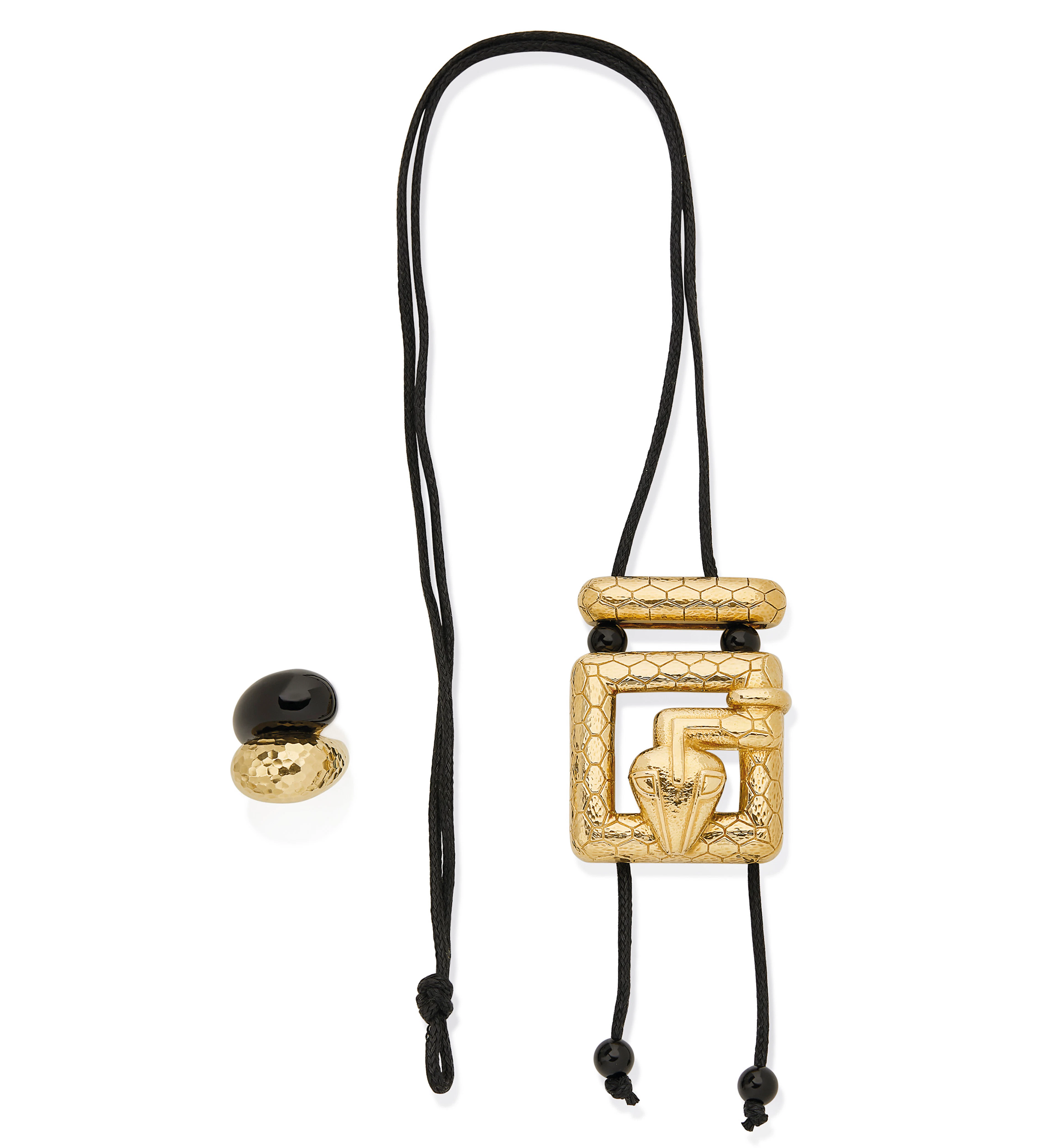 BOUCLE DE CEINTURE EN OR (TRANSFORMÉE EN COLLIER) ET BAGUE ONYX, DAVID WEBB