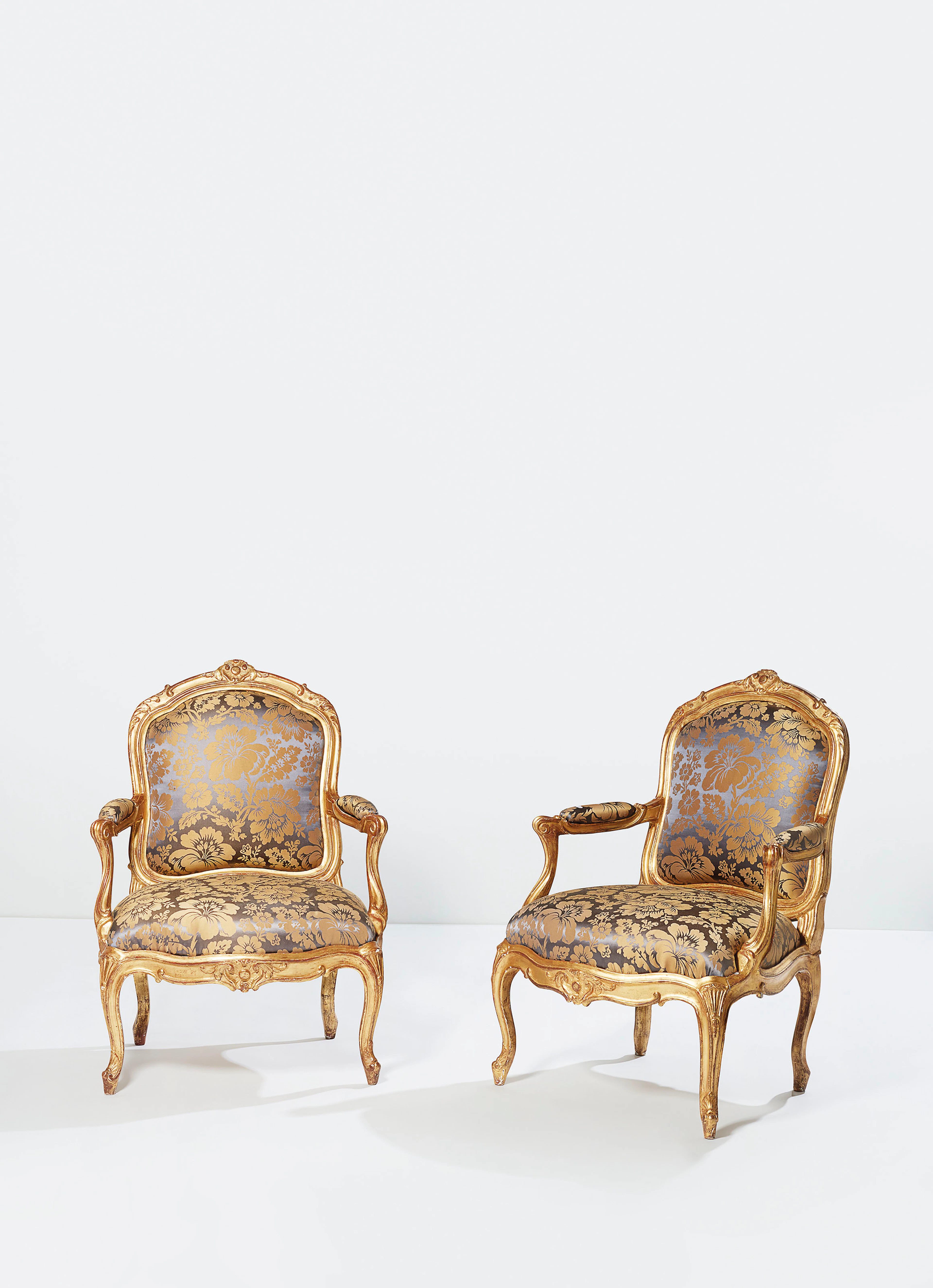 PAIRE DE FAUTEUILS A CHASSIS D'EPOQUE LOUIS XV
