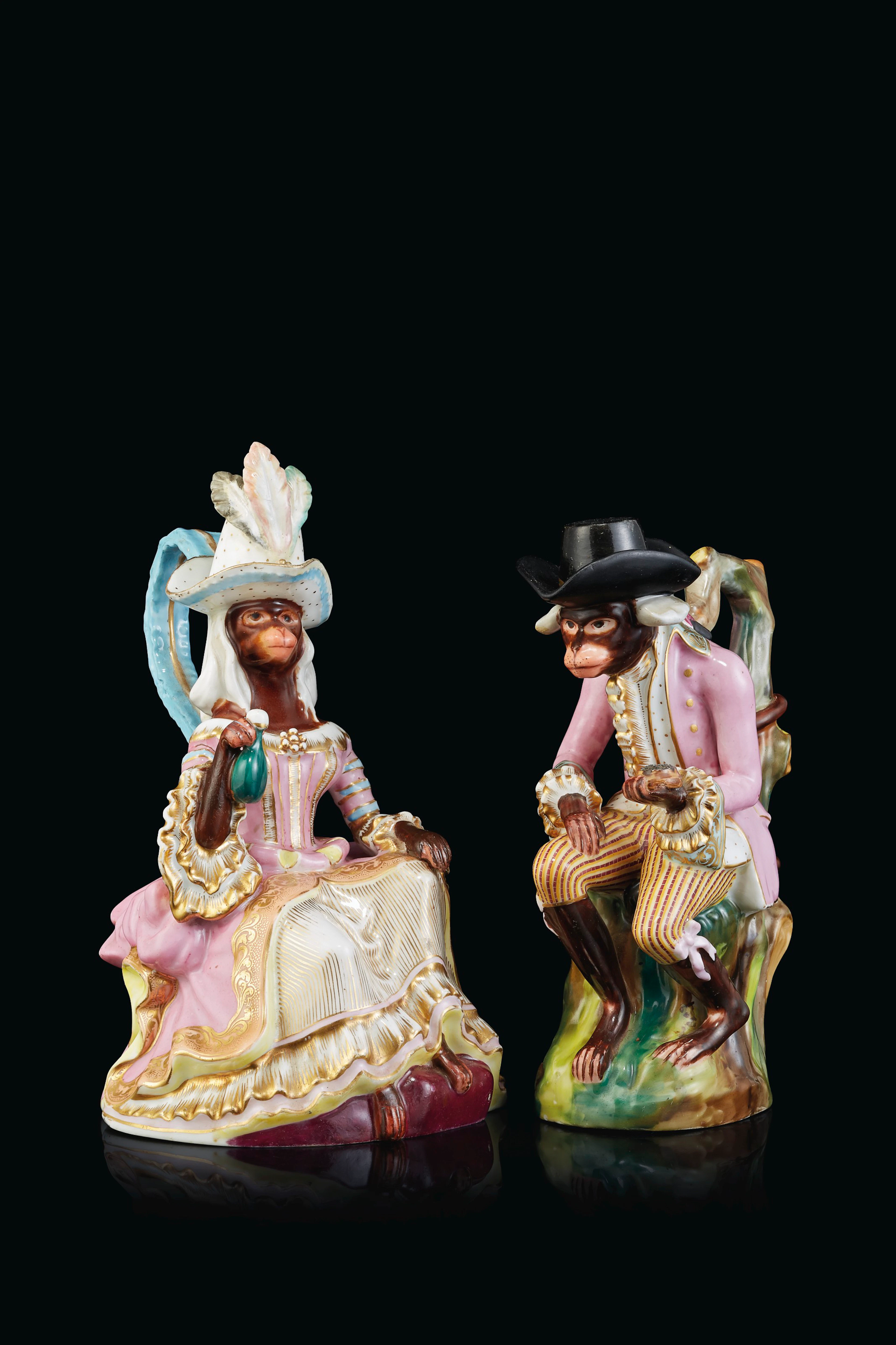 A PAIR OF JACOB PETIT PORCELAIN SINGERIE EWERS AND COVERS – MID-19TH CENTURY
