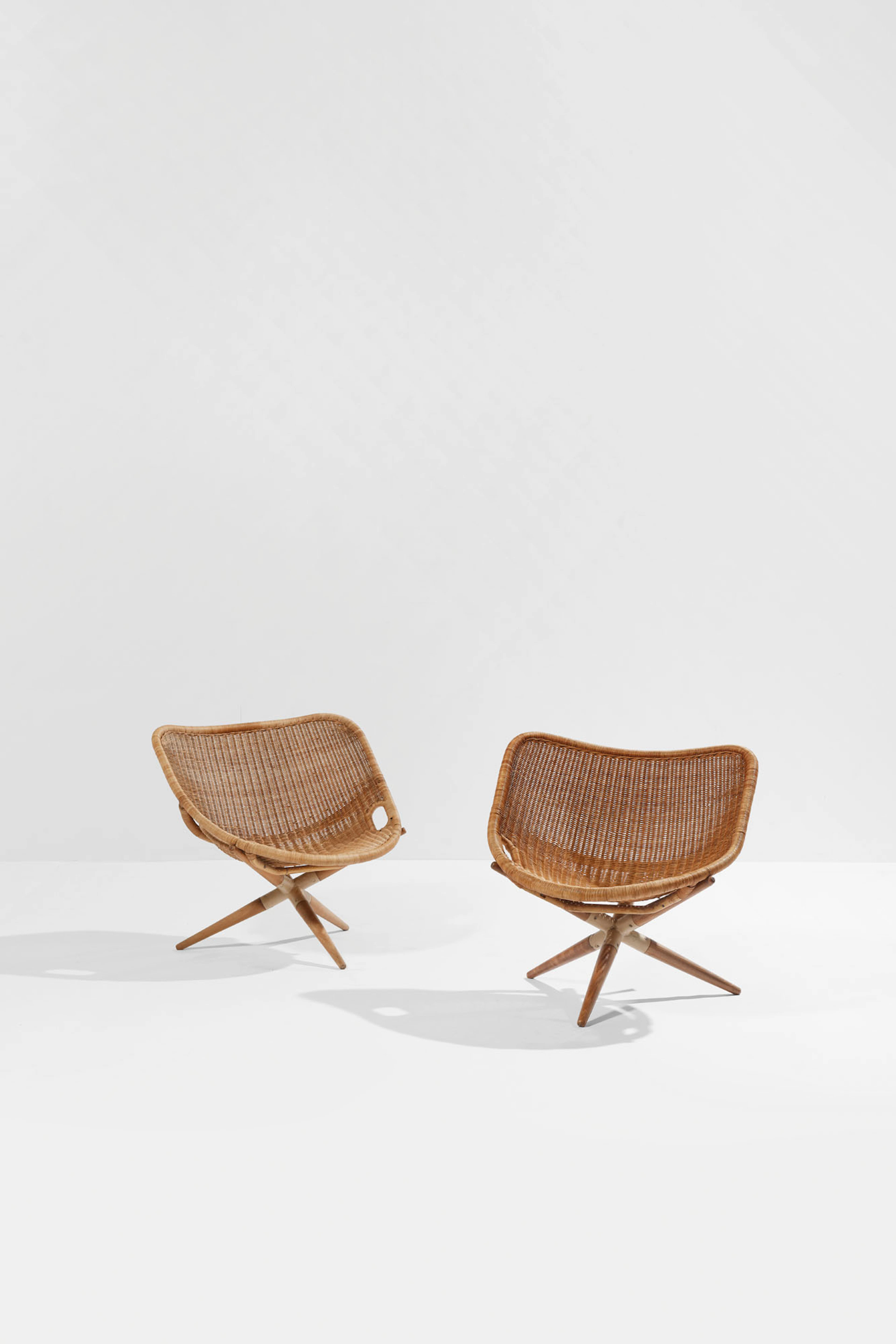 PAIRE DE FAUTEUILS ‘CHISTERA’, LE MODÈLE CRÉÉ EN 1949, ÉDITION ROUGIER