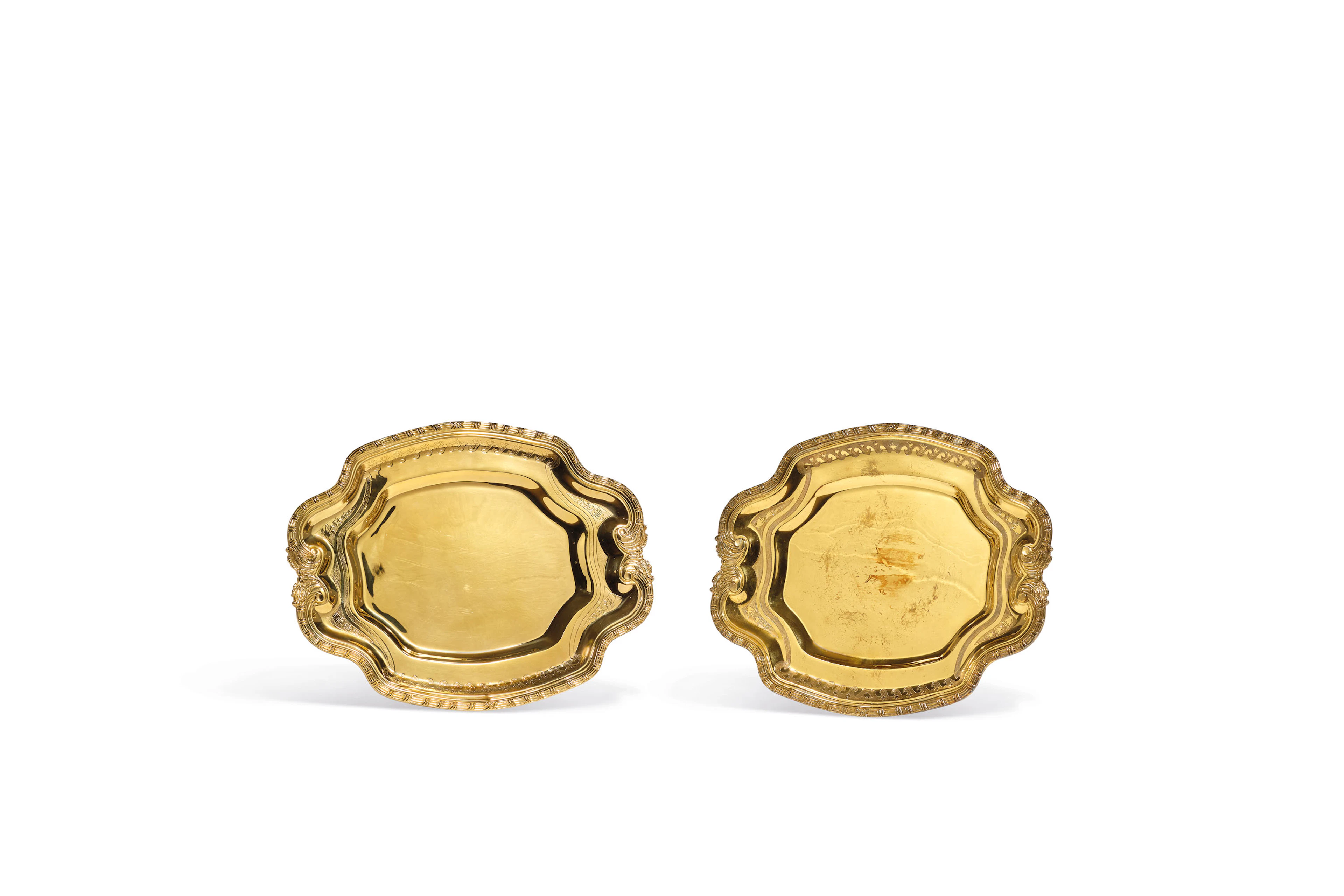 PAIRE DE PLATS OVALES EN VERMEIL