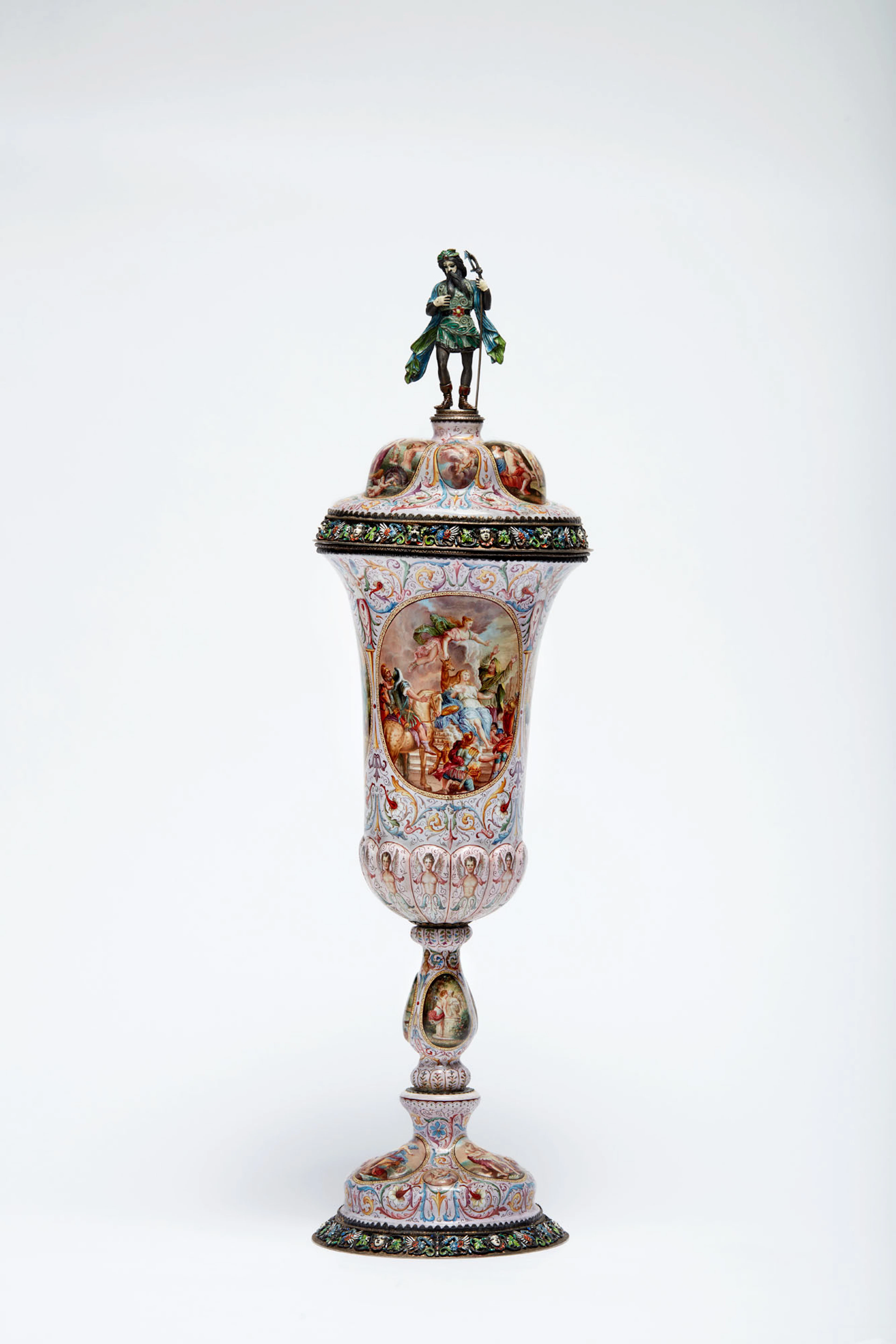 COUPE ET SON COUVERCLE EN ARGENT, VERMEIL ET EMAUX