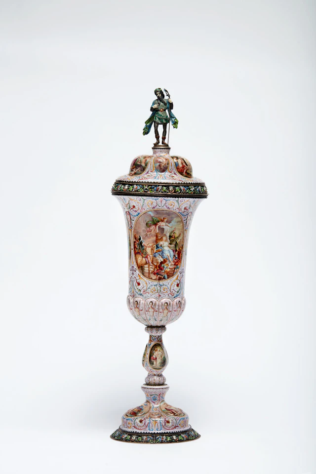 COUPE ET SON COUVERCLE EN ARGENT, VERMEIL ET EMAUX