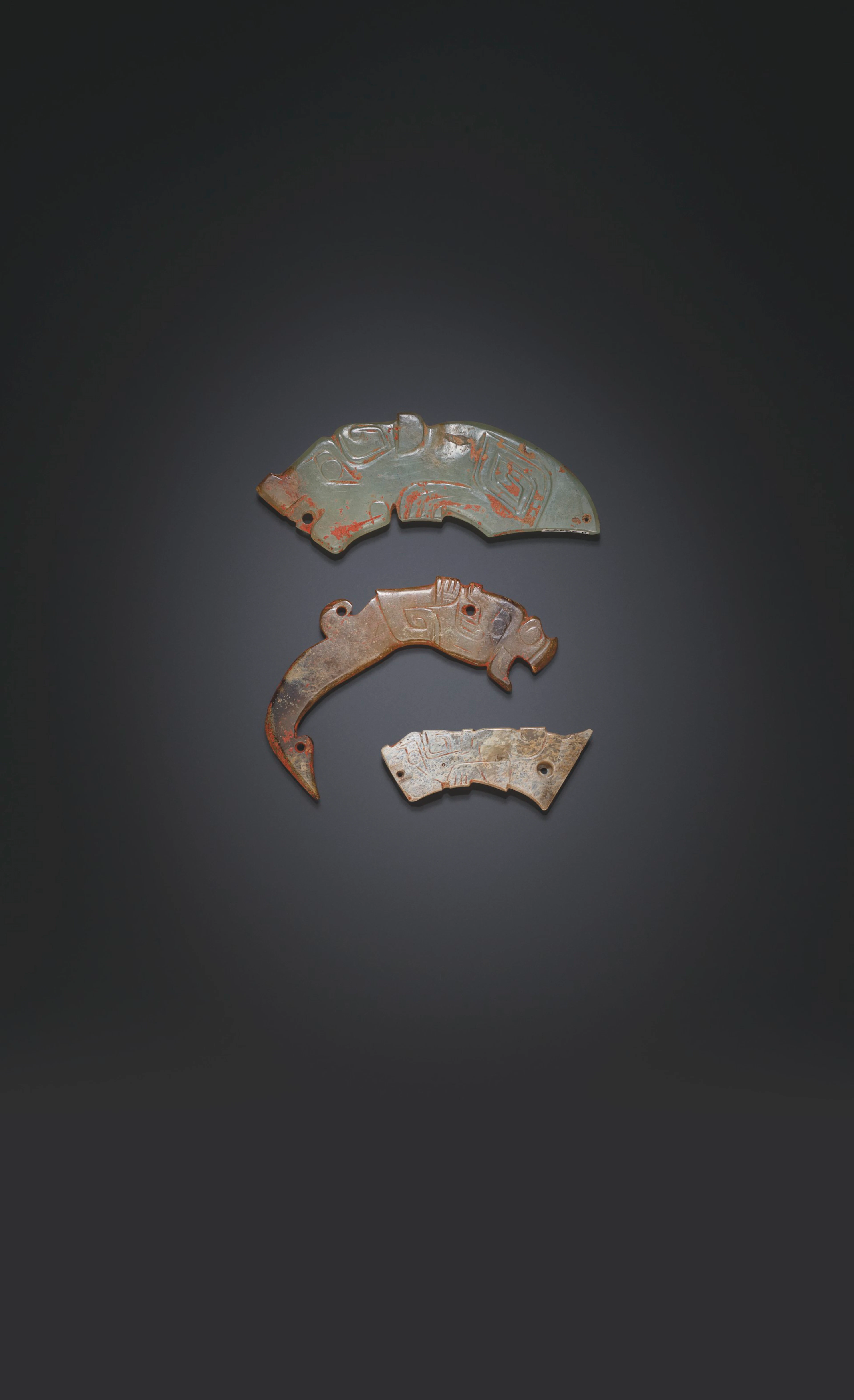 TROIS PENDENTIFS EN JADE REPRESENTANT DES DRAGONS