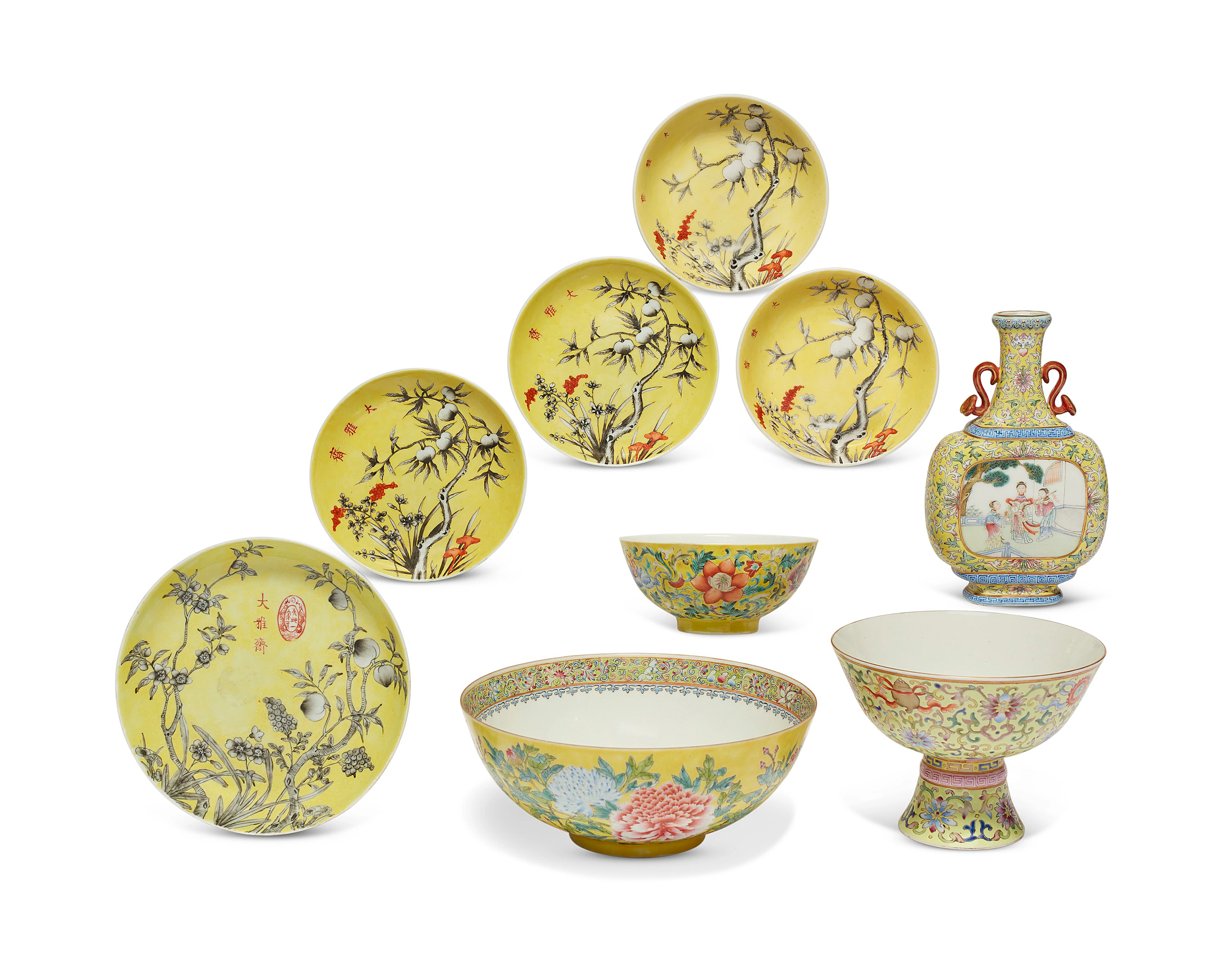 GROUPE DE NEUF PIECES EN PORCELAINE A FOND JAUNE
