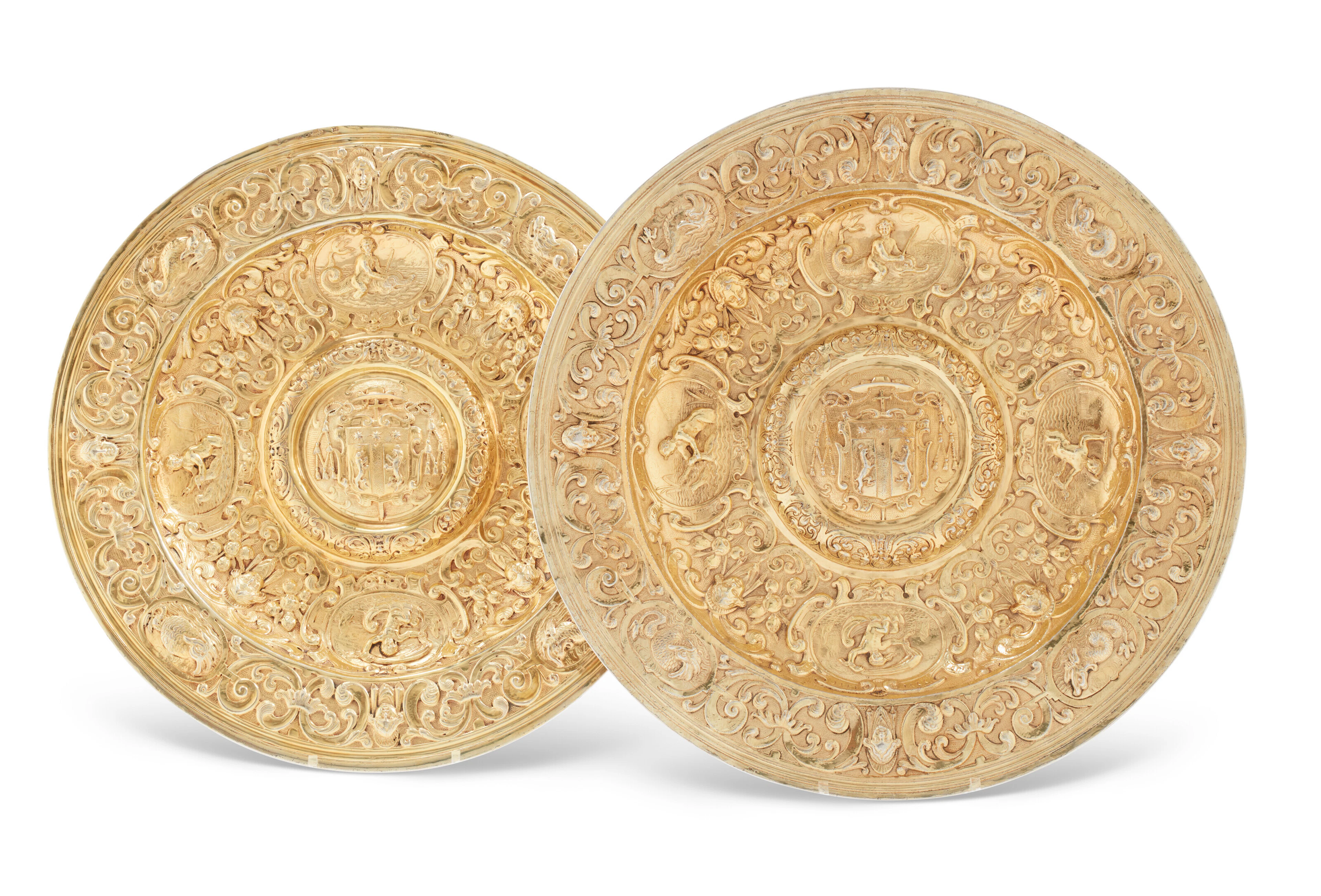 DEUX PLATS DE PRESENTATION EN VERMEIL ITALIEN ET ESPAGNOL